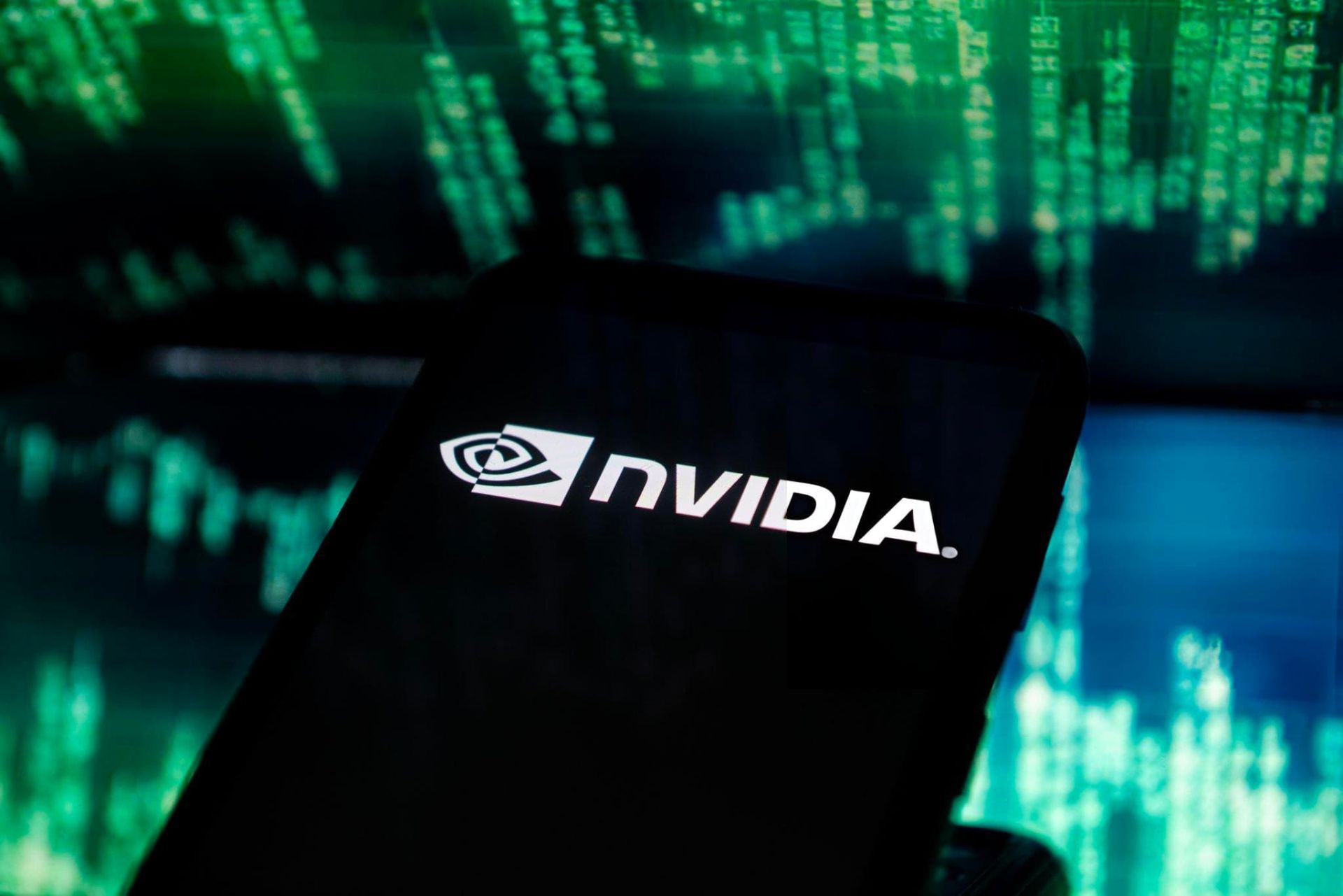 لوگو انویدیا / Nvidia روی صفحه موبایل دربرابر صفحه سبز