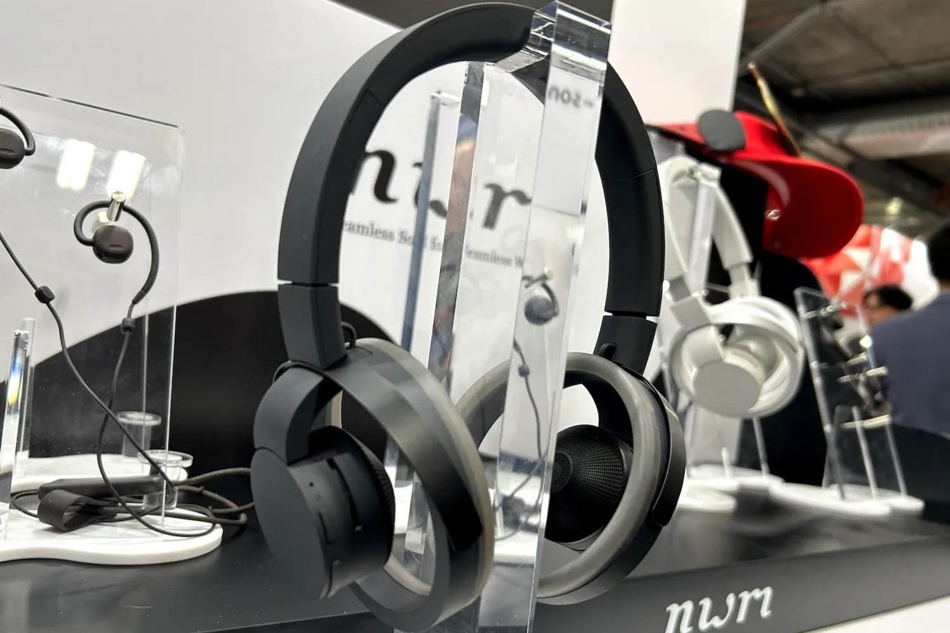 هدفون NWM MBH001 قرار گرفته روی استند در غرفه NWM در CES 2024