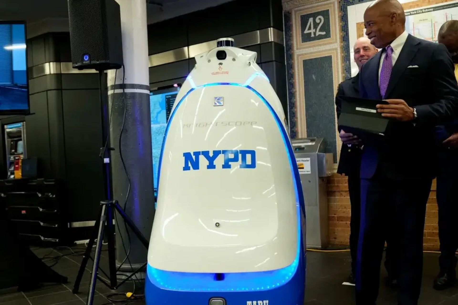 ربات پلیس k5 در کنار شهردار نیویورک