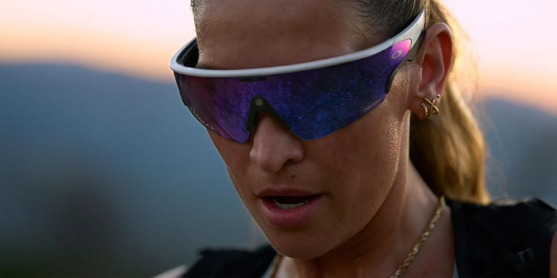 عینک اوکلی روی صورت یک زن جوان