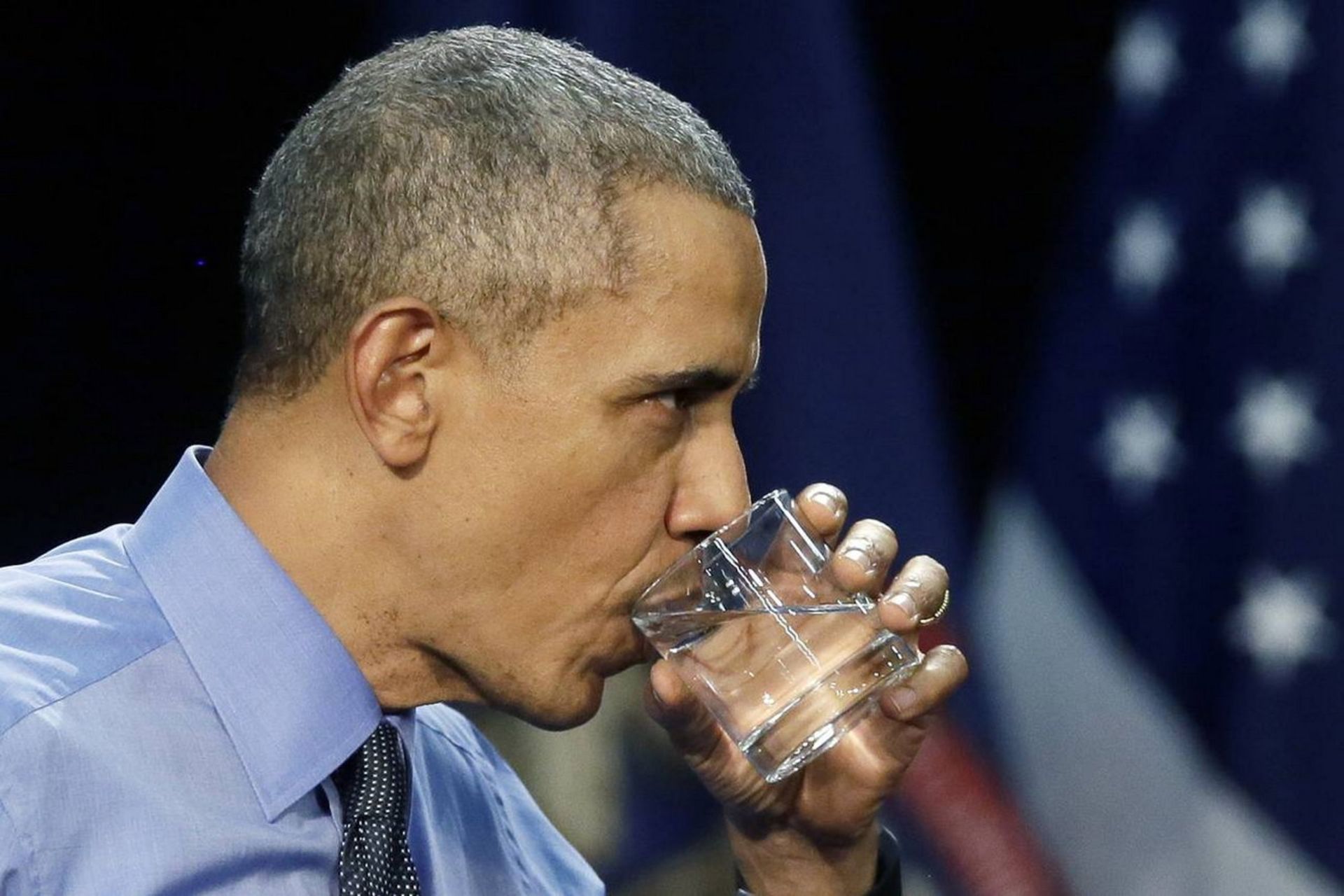 باراک اوباما در حال نوشیدن آب تصفیه شده فلینت