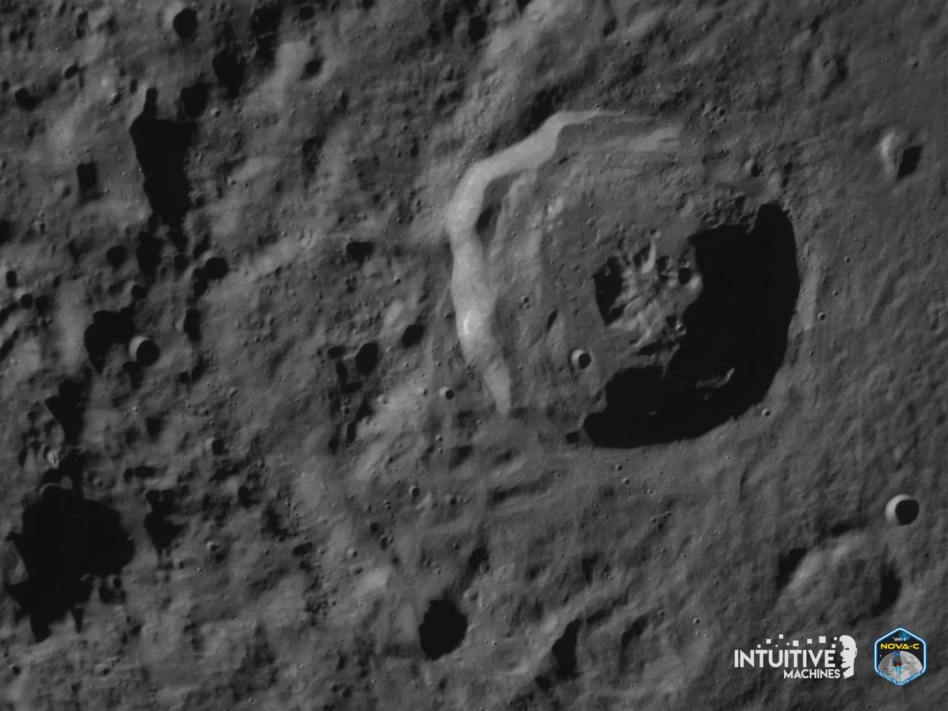 دهانه برخوردی بل‌کویچ از نگاه دوربین ماه‌نشین اودیسئوس