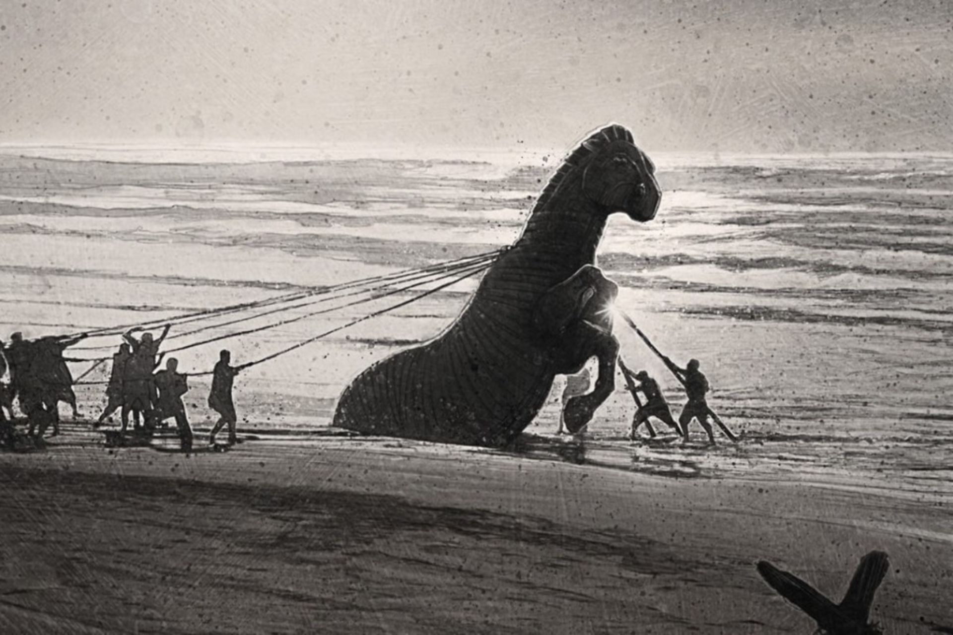 چند سرباز در کنار ساحل در حال بیرون آوردن اسب چوبی بزرگ از دریا