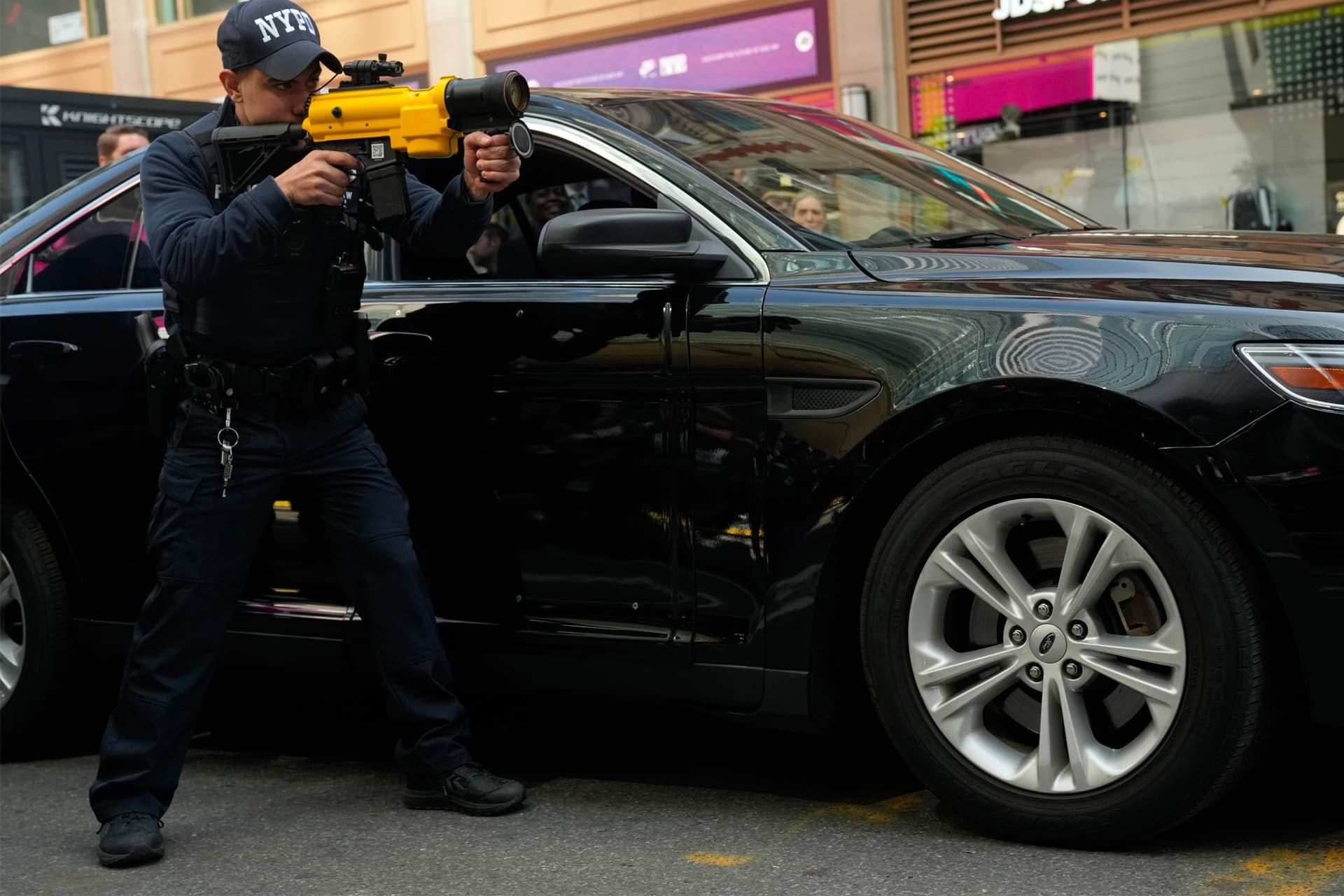 مامور پلیس نیویورک در حال شلیک