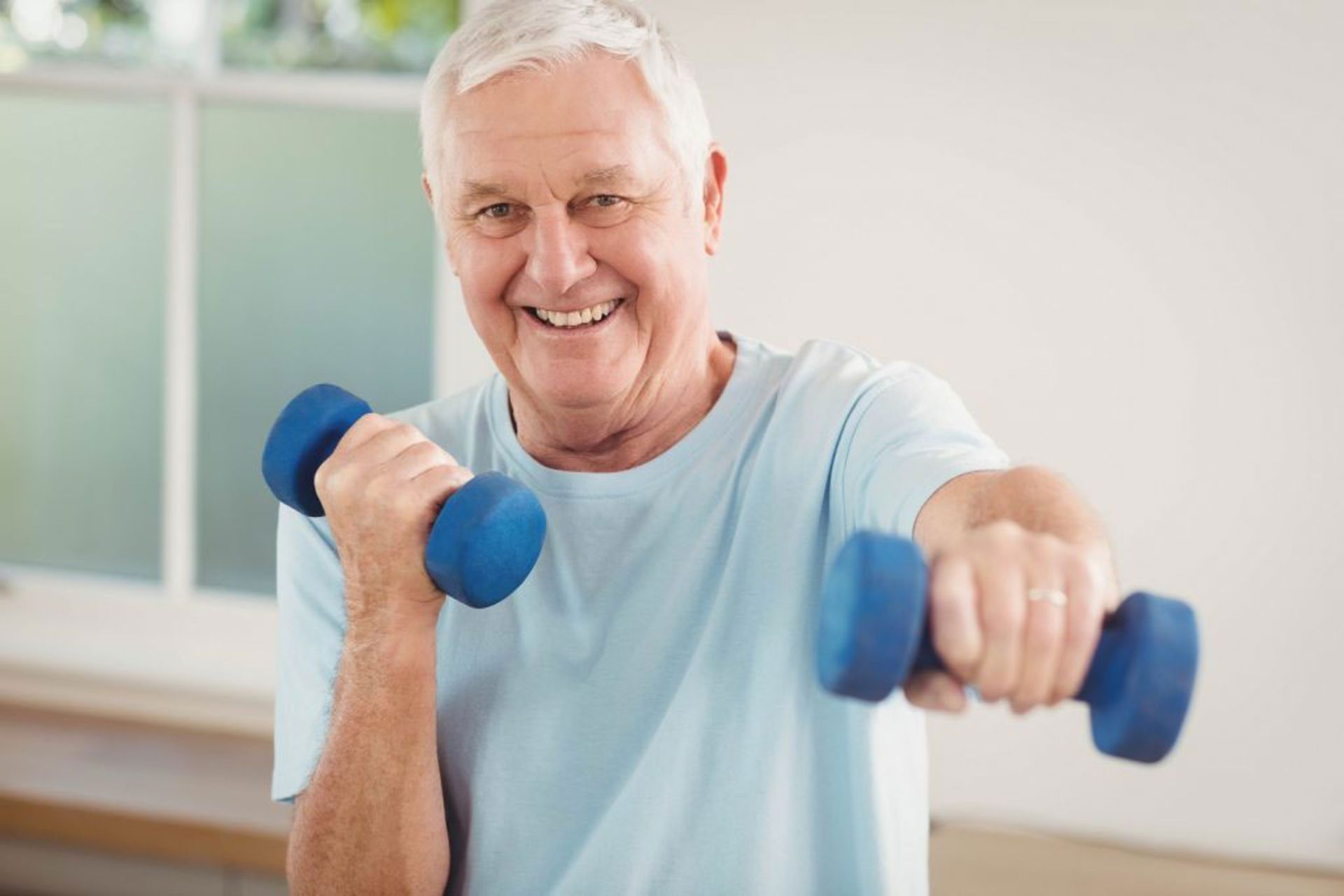 پیرمرد در حال ورزش کردن