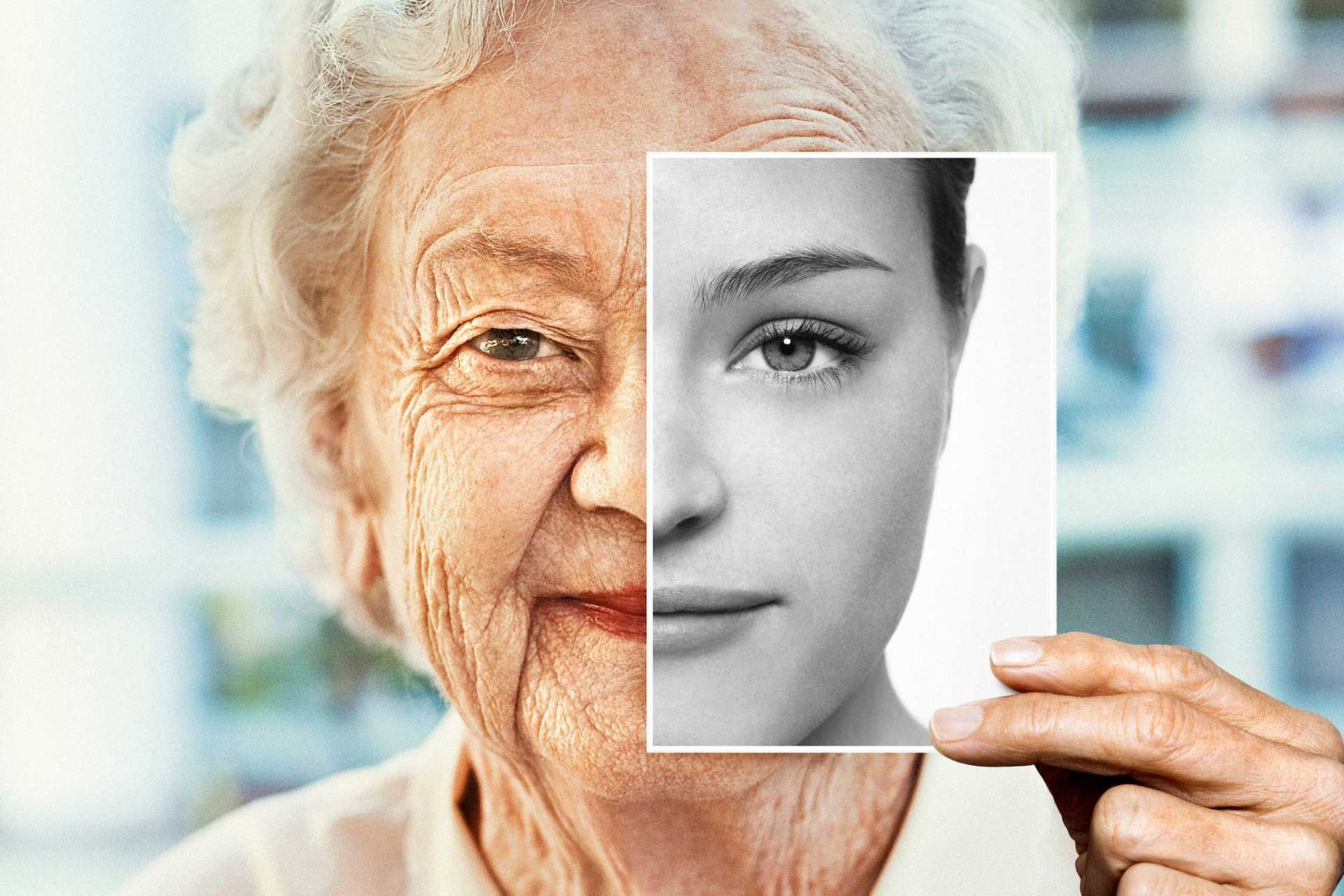 زن مسن تصویر جوانی خود را جلوی صورتش گرفته است