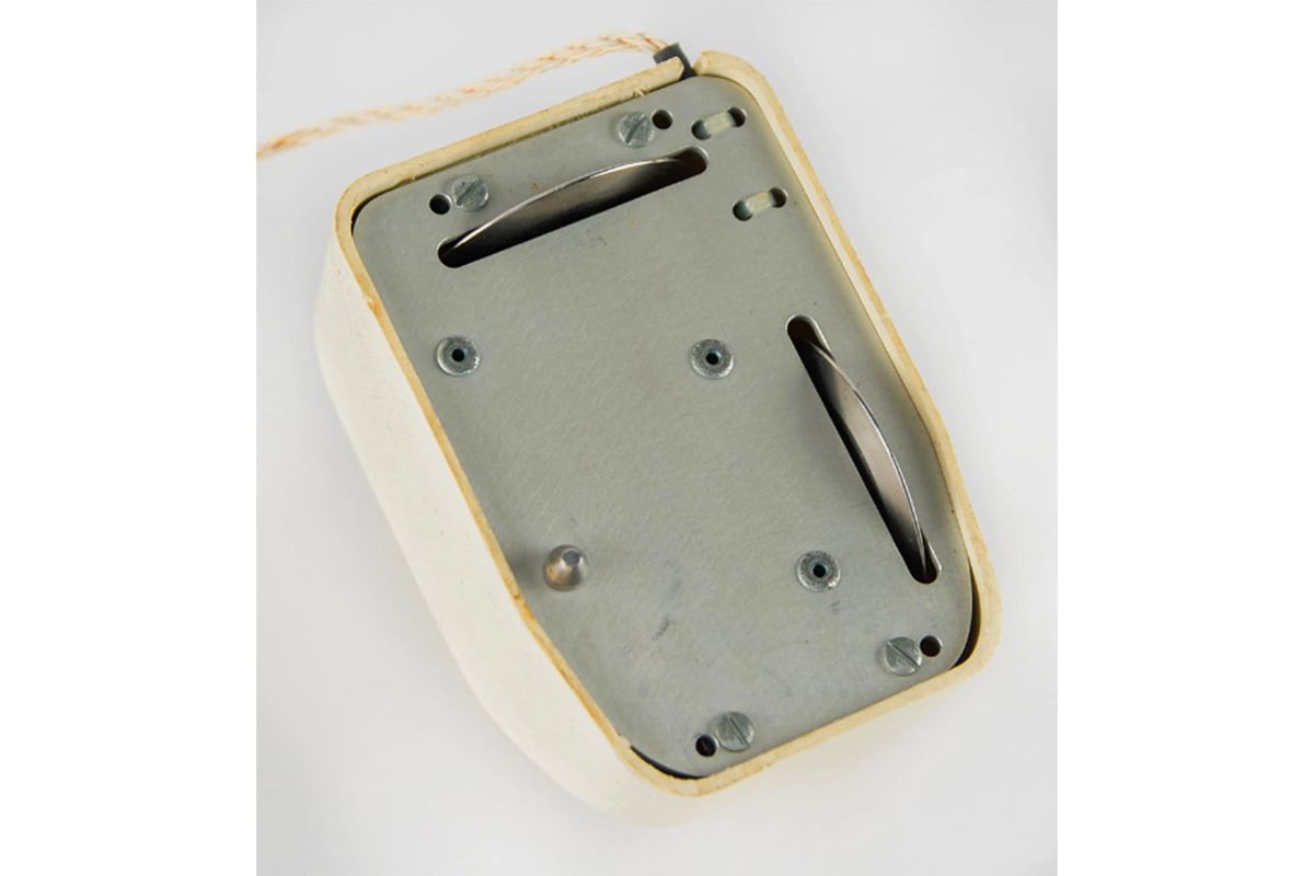 ماوس چوبی انگلبارت از نمای زیرین