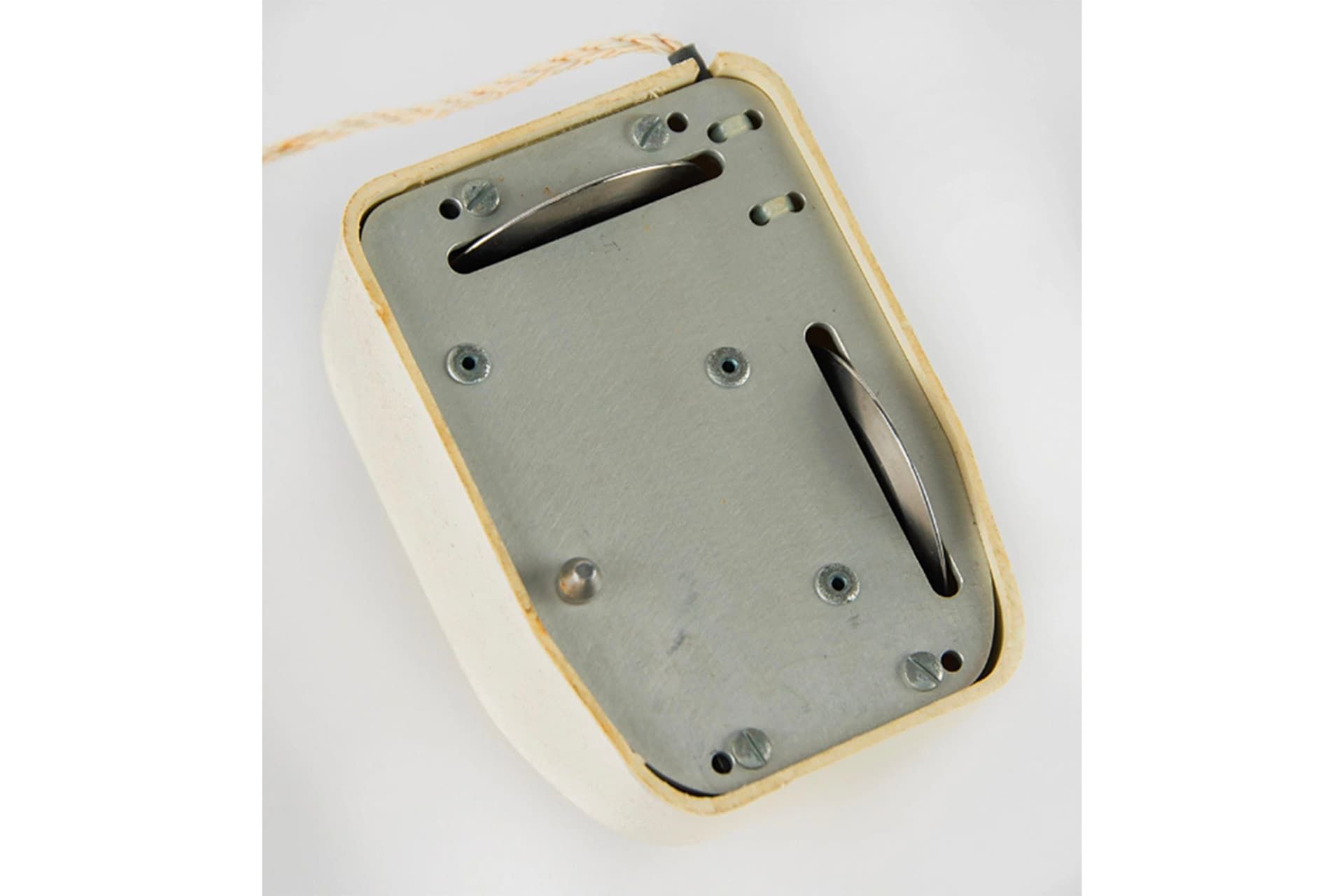 ماوس چوبی انگلبارت از نمای زیرین