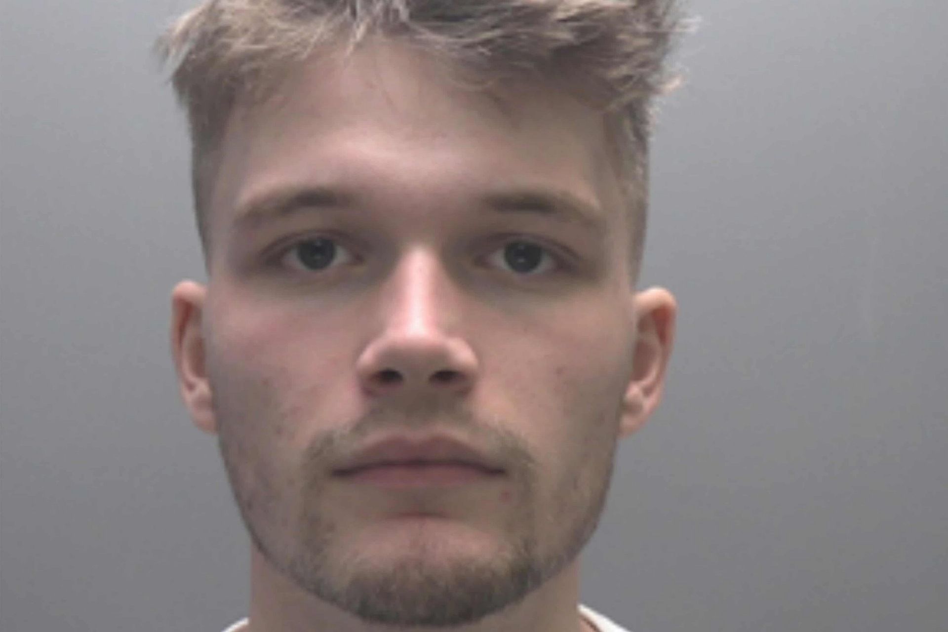 اولی هولمن در موقعیت ثبت عکس مجرمان