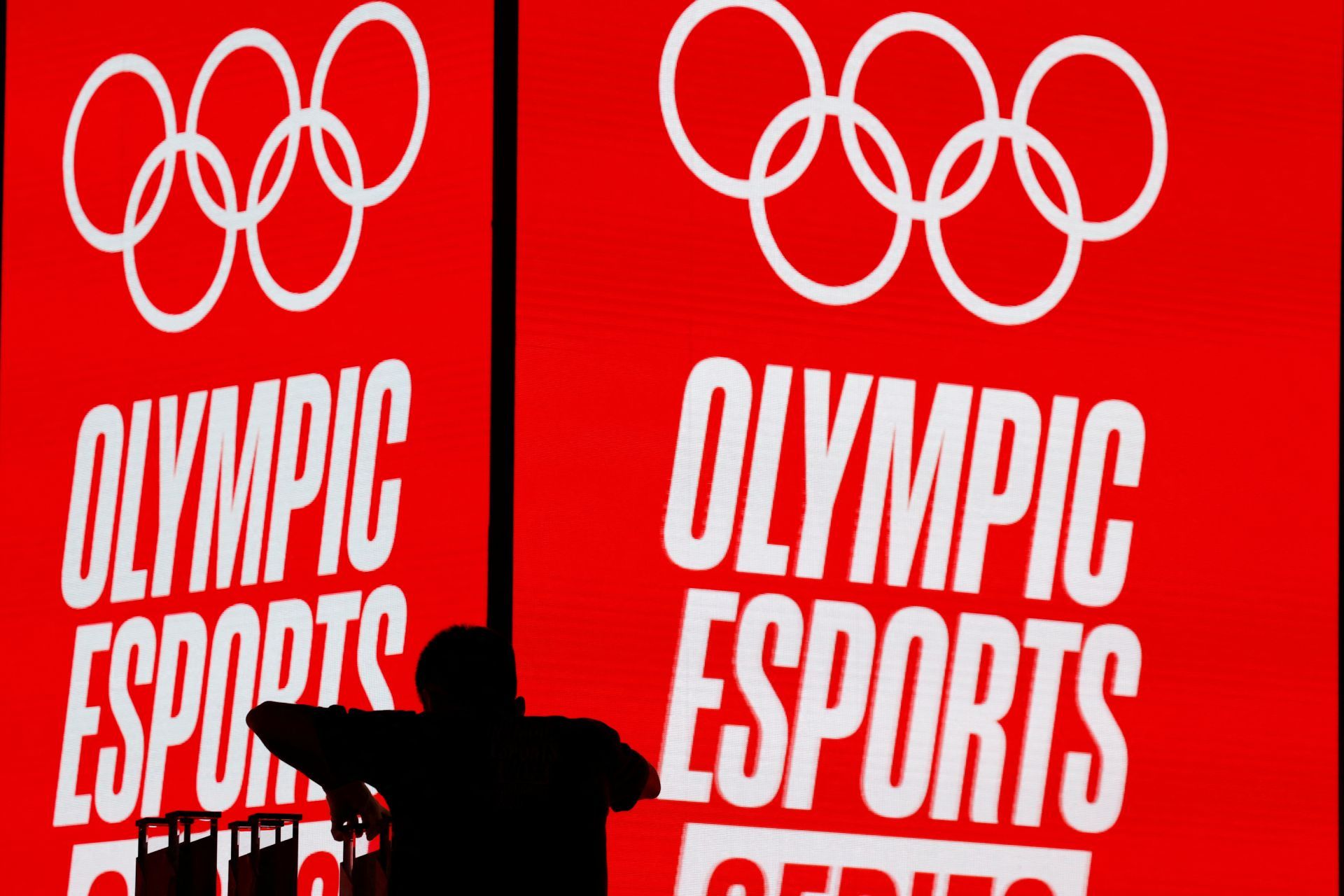 نماد المپیک بازی های الکترونیکی و سایه شخصی درحال نواختن درام جلوی آن