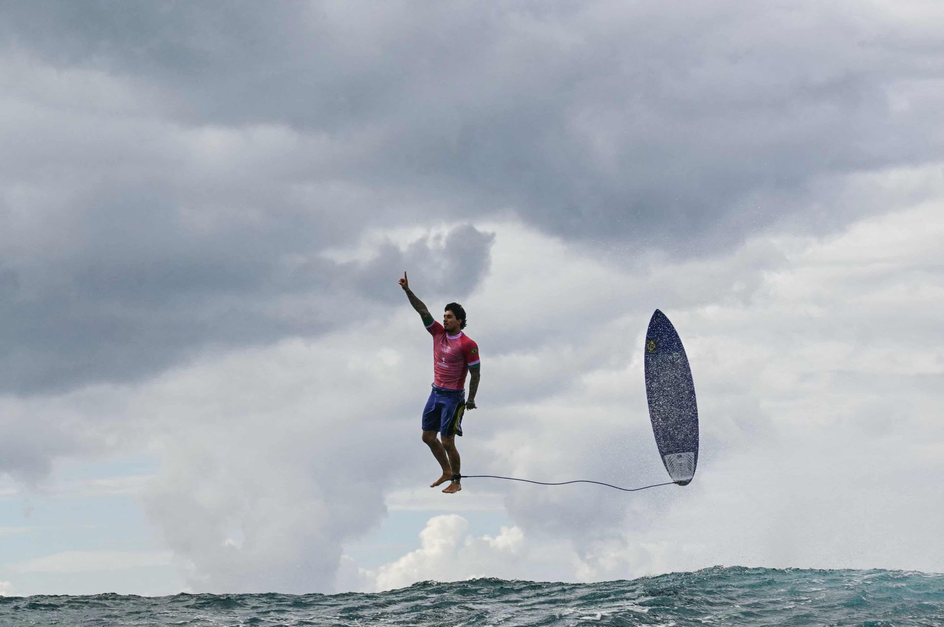 گابریل مدینا شناور بر فراز آب- المپیک ۲۰۲۴ موج‌ سوار برزیلی