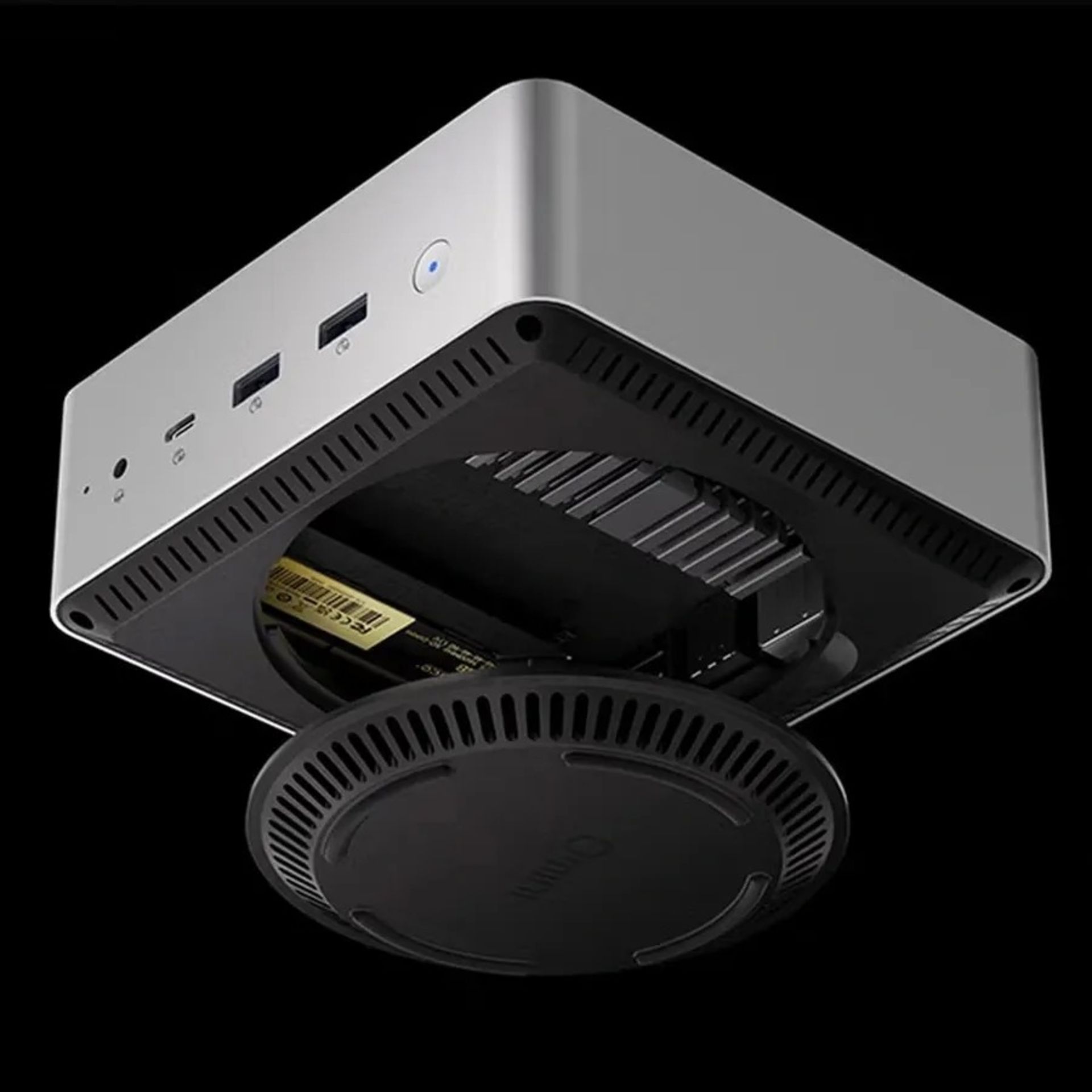 کامپیوتر Omini Plus به‌صورت معلق در هوا