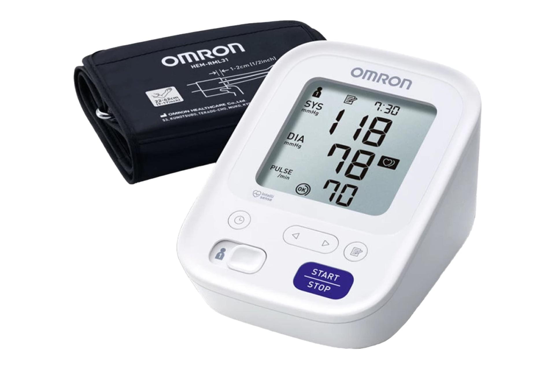 نمای کلی دستگاه فشار خون امرون M3 با نمایشگر روشن، نمایش کاف و لوگو