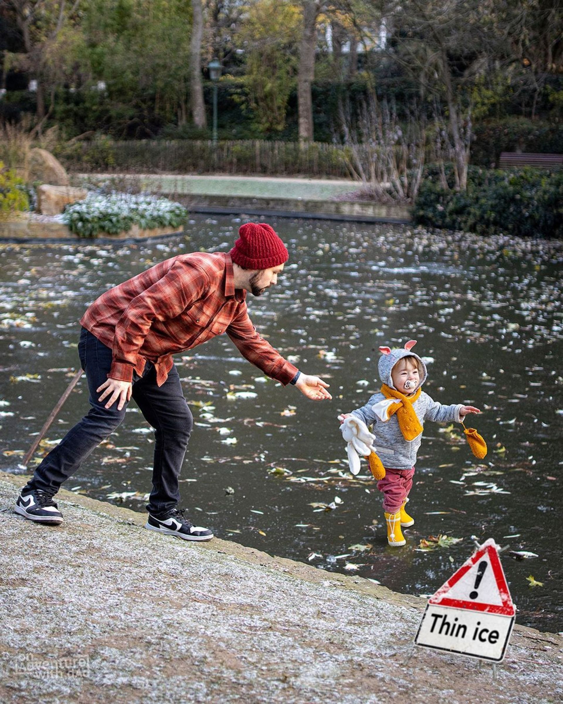 بچه روی یخ با پدر