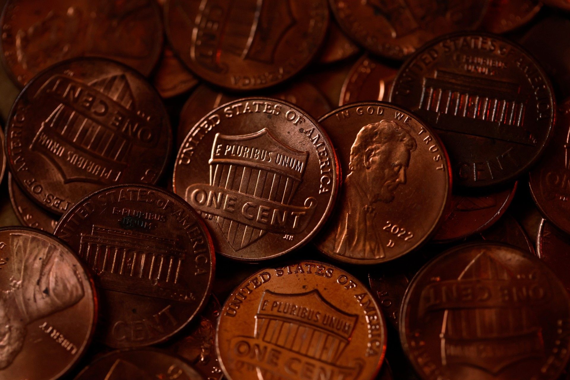 انبوهی سکه‌ی یک‌سنتی از نمای نزدیک 