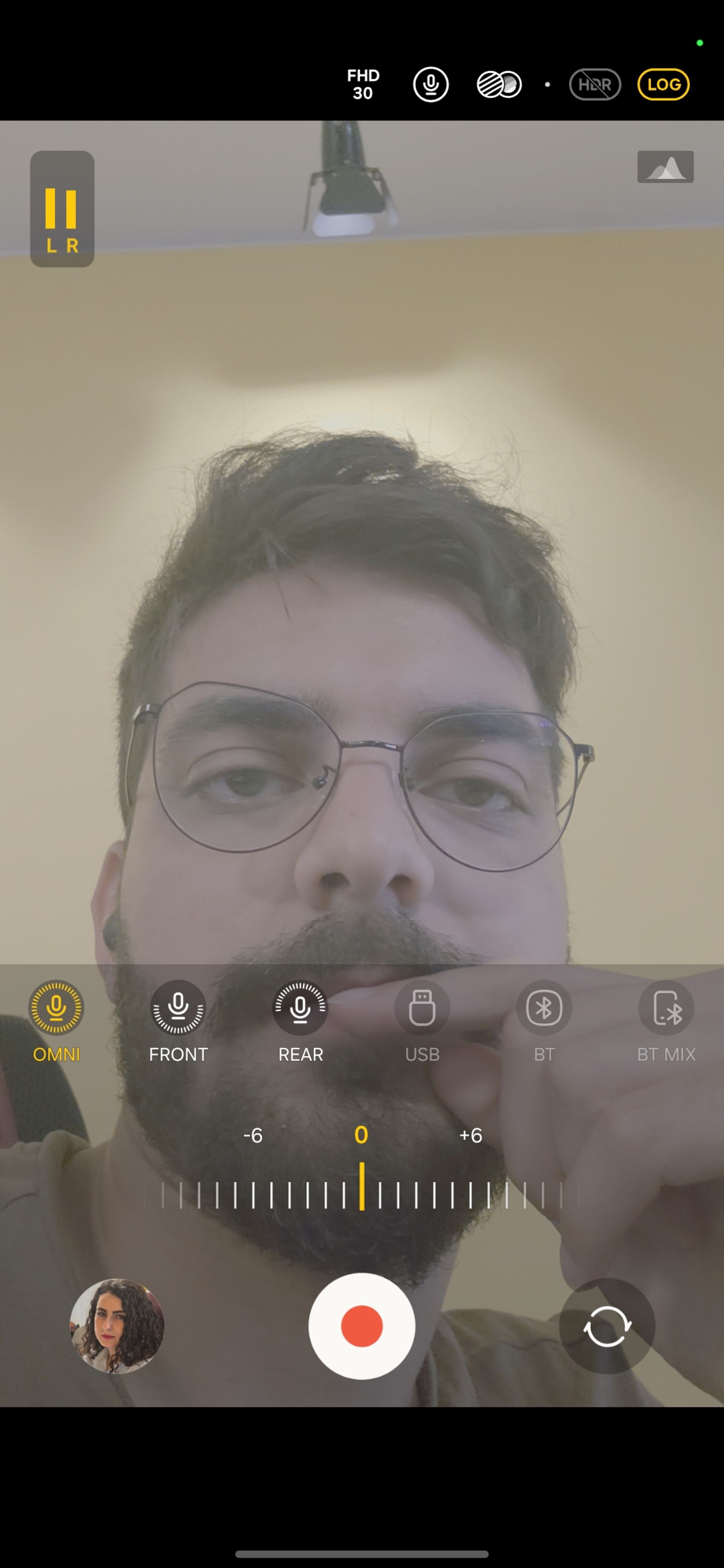 صورت پسر جوان در دوربین سلفی