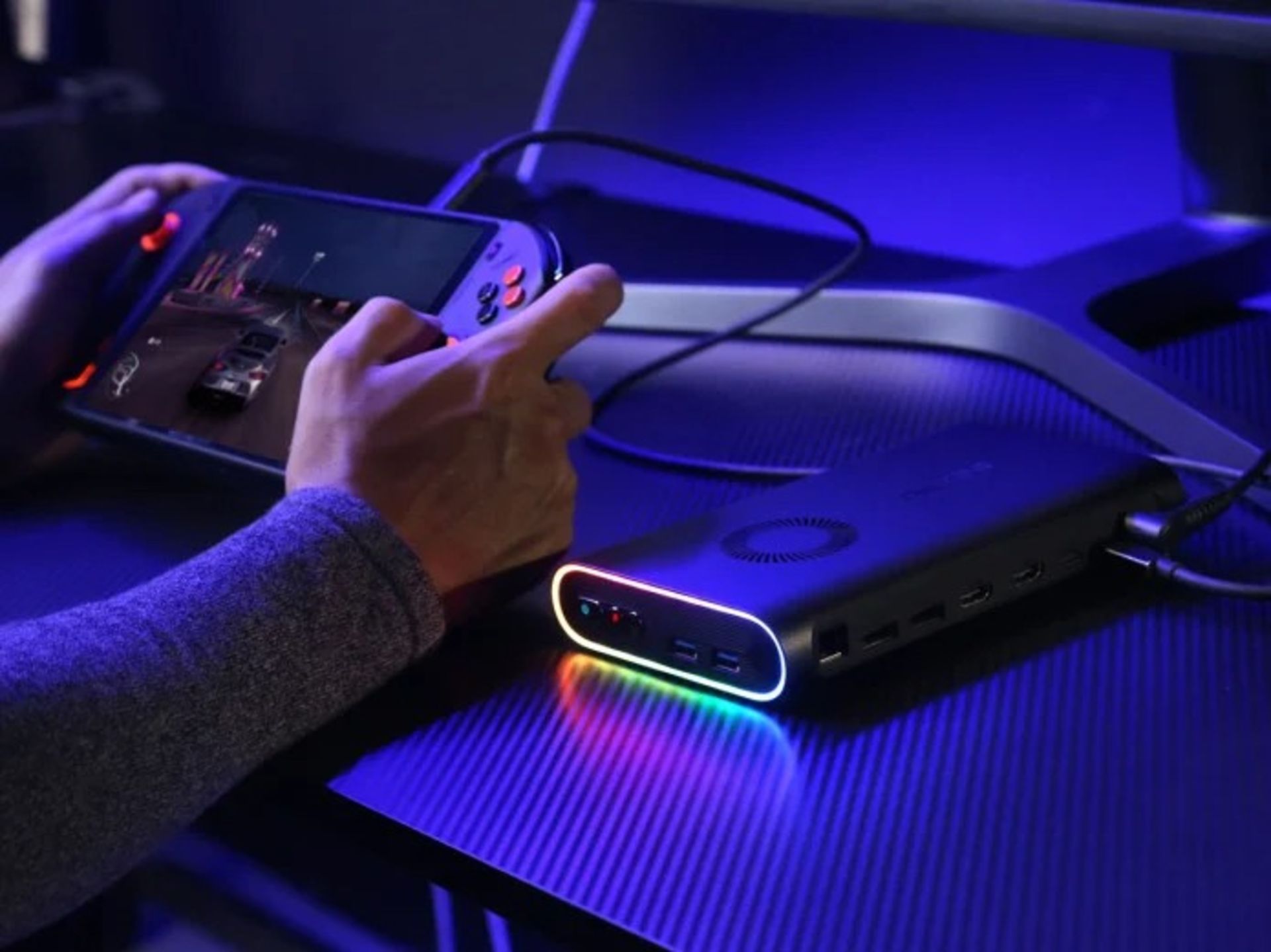 کارت گرافیک اکسترنال OneXGPU در کنار کنسول بازی دستی