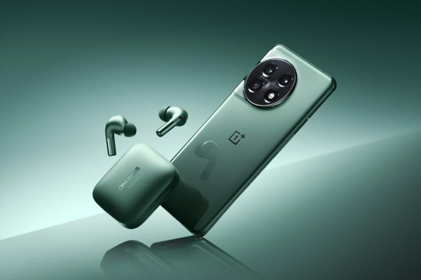 وان پلاس ۱۱ OnePlus 11 در کنار هدفون جدید ۲۰۲۳