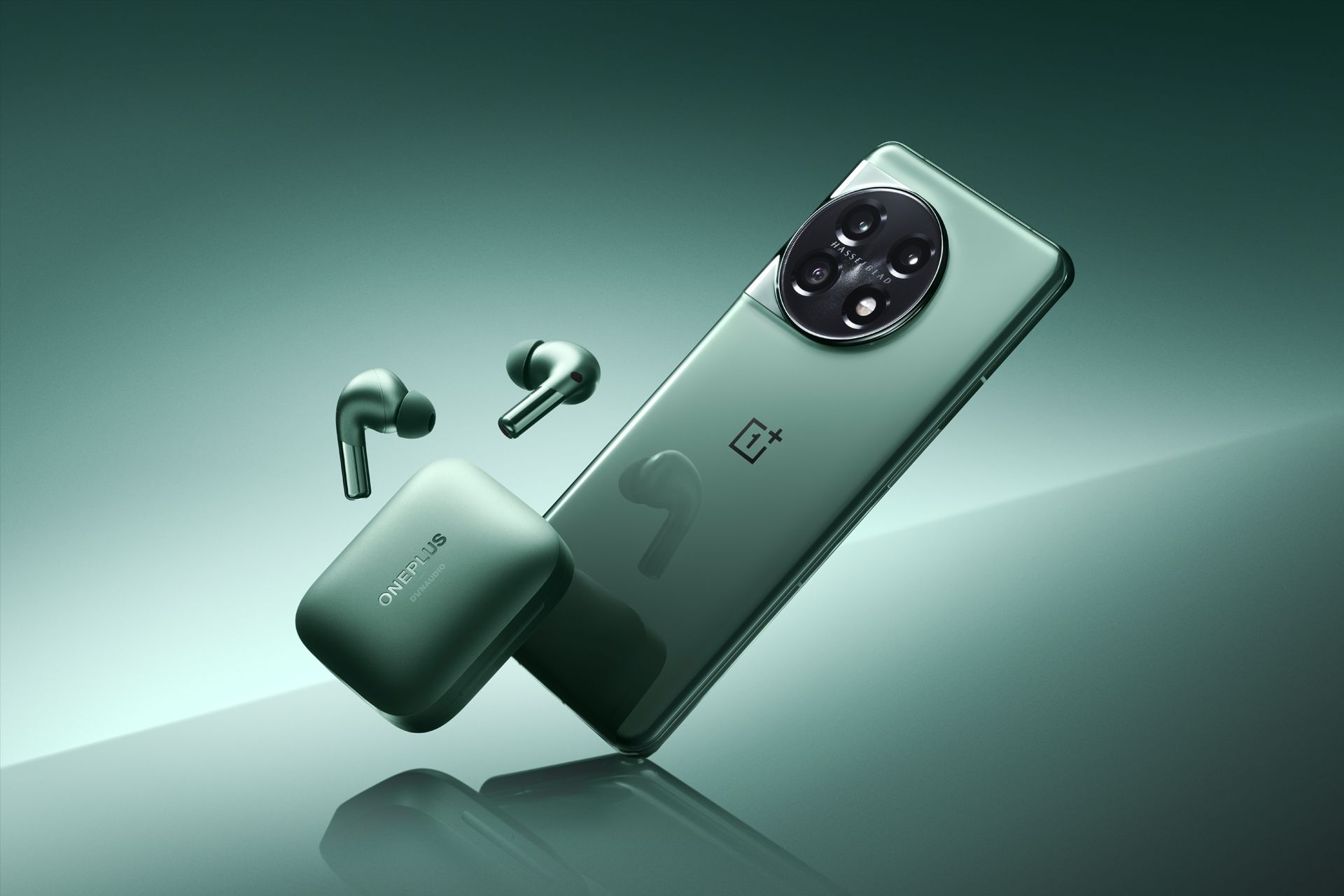وان پلاس ۱۱ OnePlus 11 در کنار هدفون جدید ۲۰۲۳