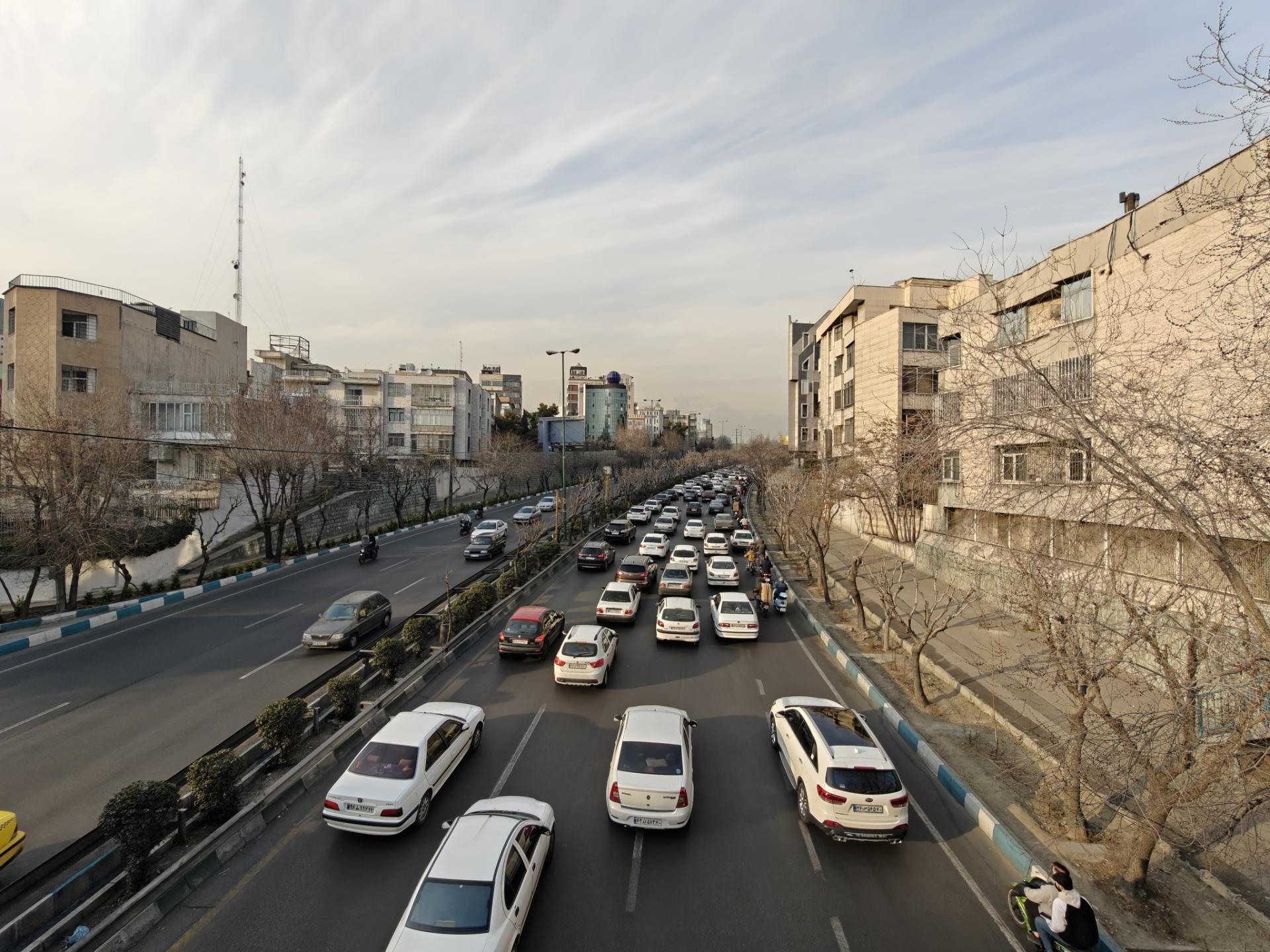 تصویر فوق عریض از بزرگراه مدرس