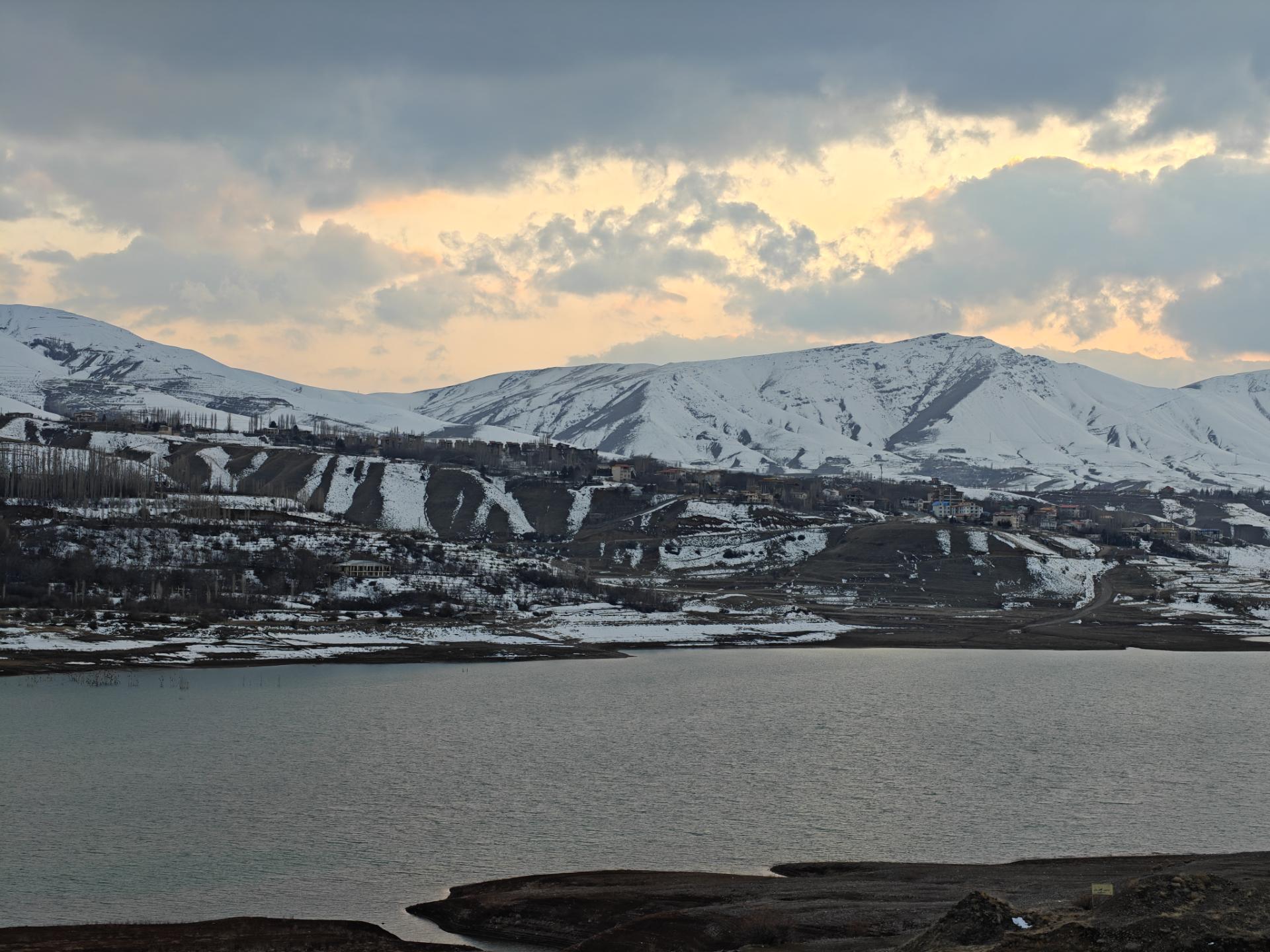 نمایی از دریاچه و کوه‌های برفی