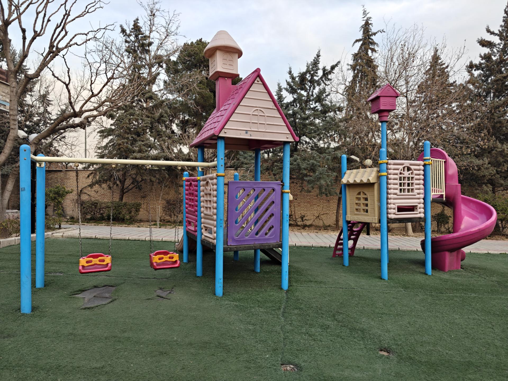 زمین بازی کودک در محدوده خیابان بهشتی