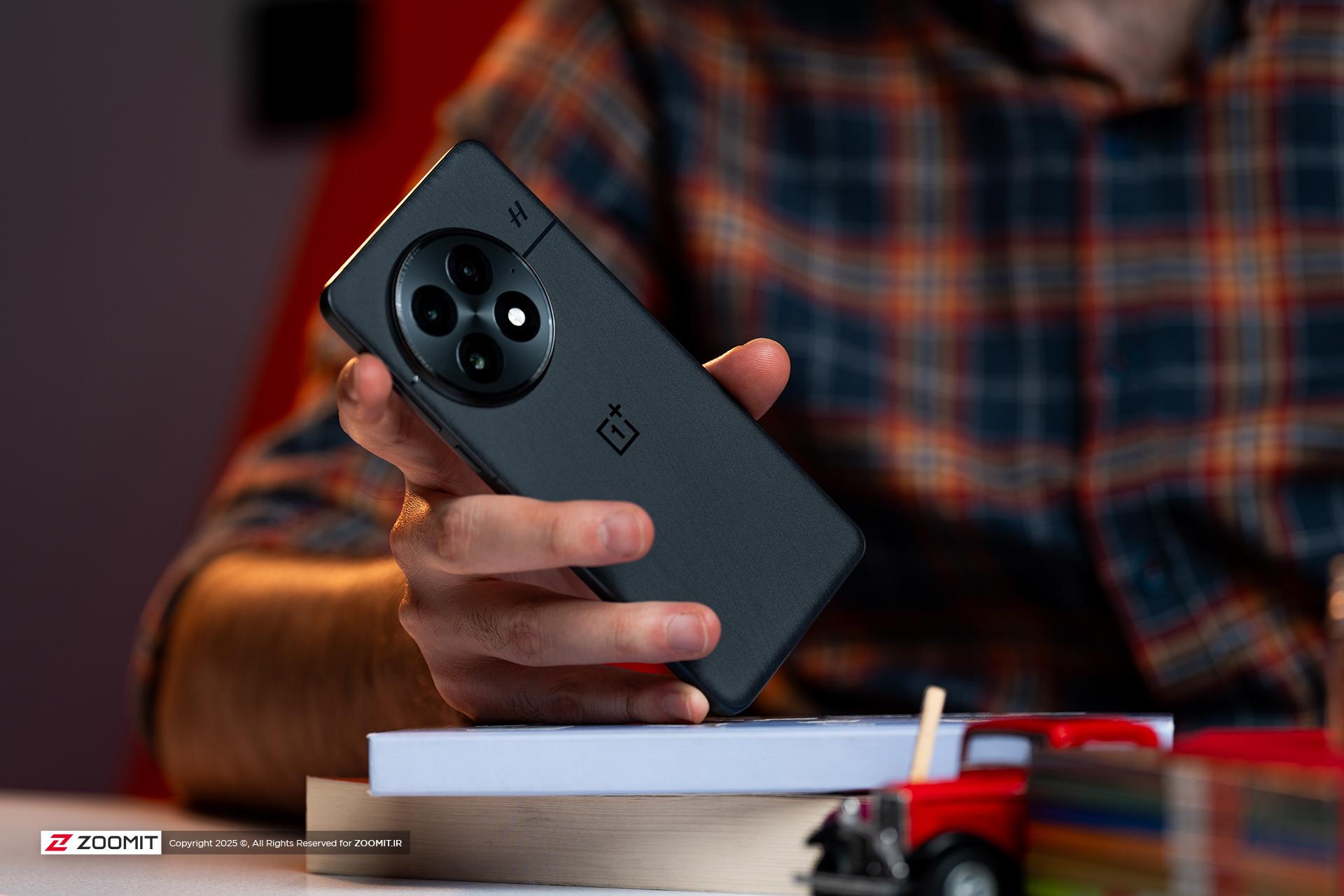 طراحی پشتی وان‌پلاس ۱۳ | OnePlus 13 در دست