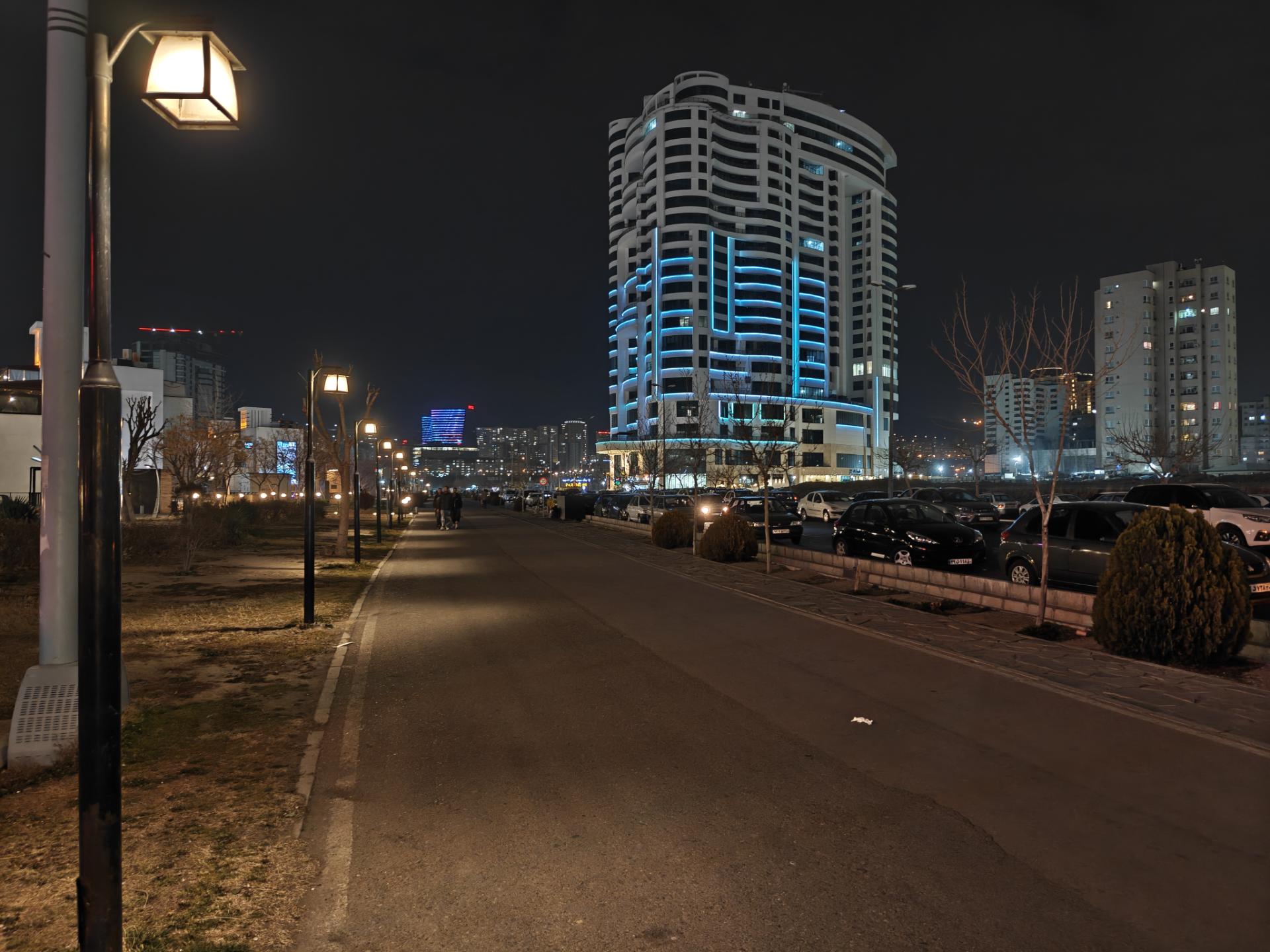 خیابانی در اطراف دریاچه چیتگر