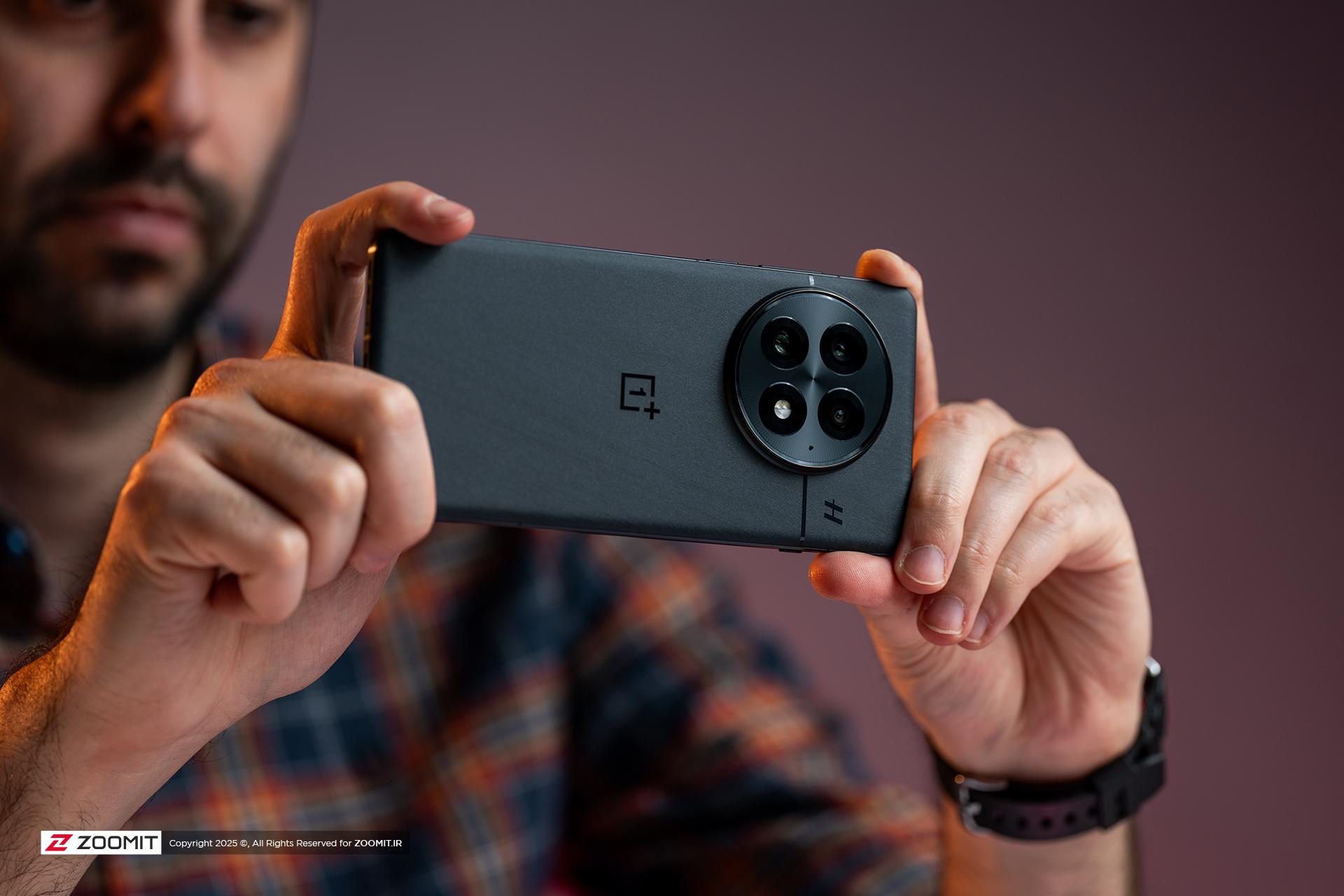 وان‌پلاس ۱۳ | OnePlus 13 در دست حین عکاسی