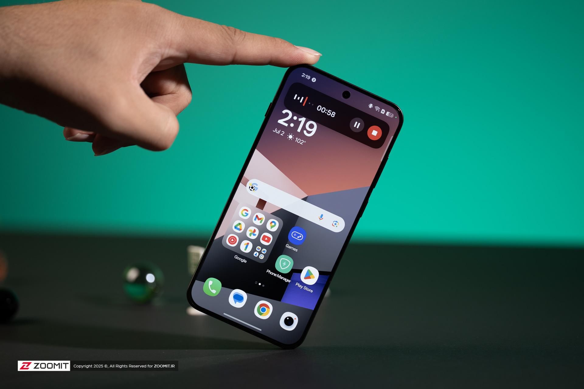 نگه داشتن گوشی با انگشت