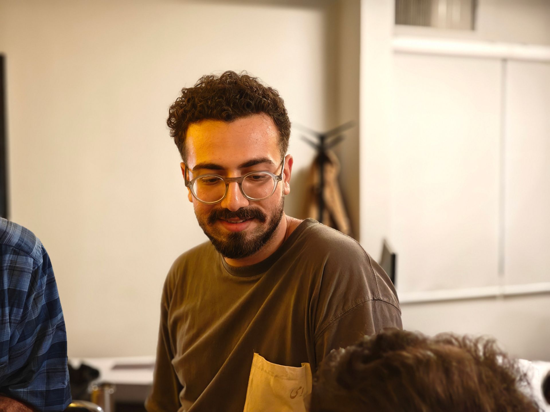 پسری با تیشرت قهوه‌ای