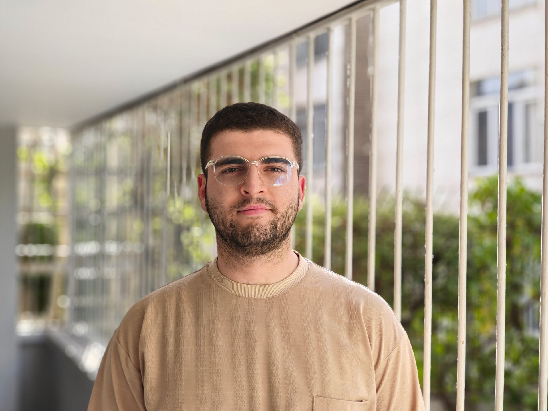 پسری عینکی با تیشرت کرمی