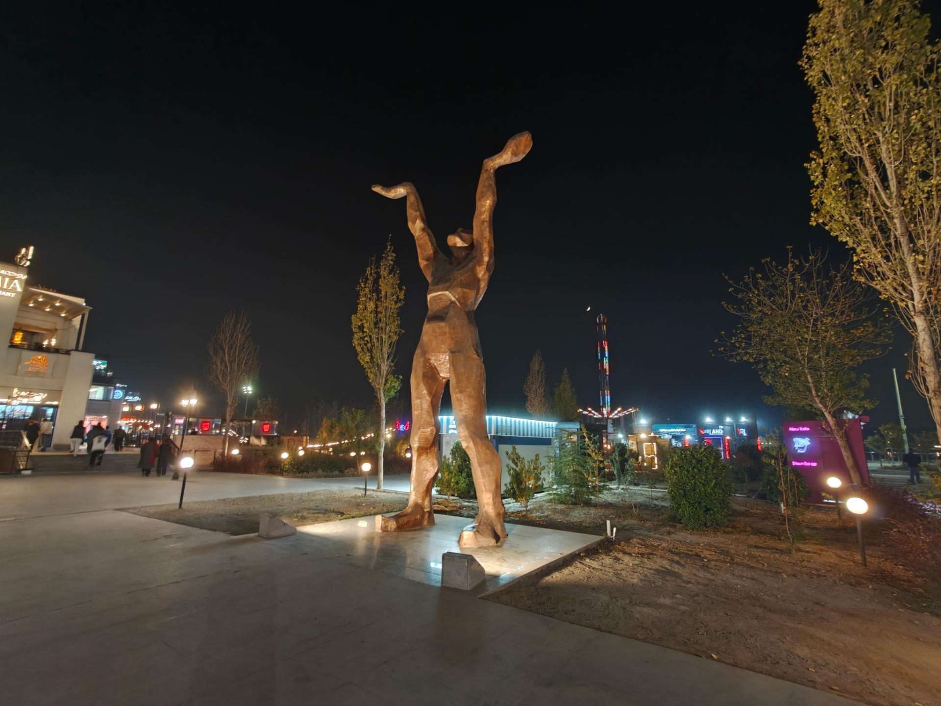 مجسمه چوبی انسان
