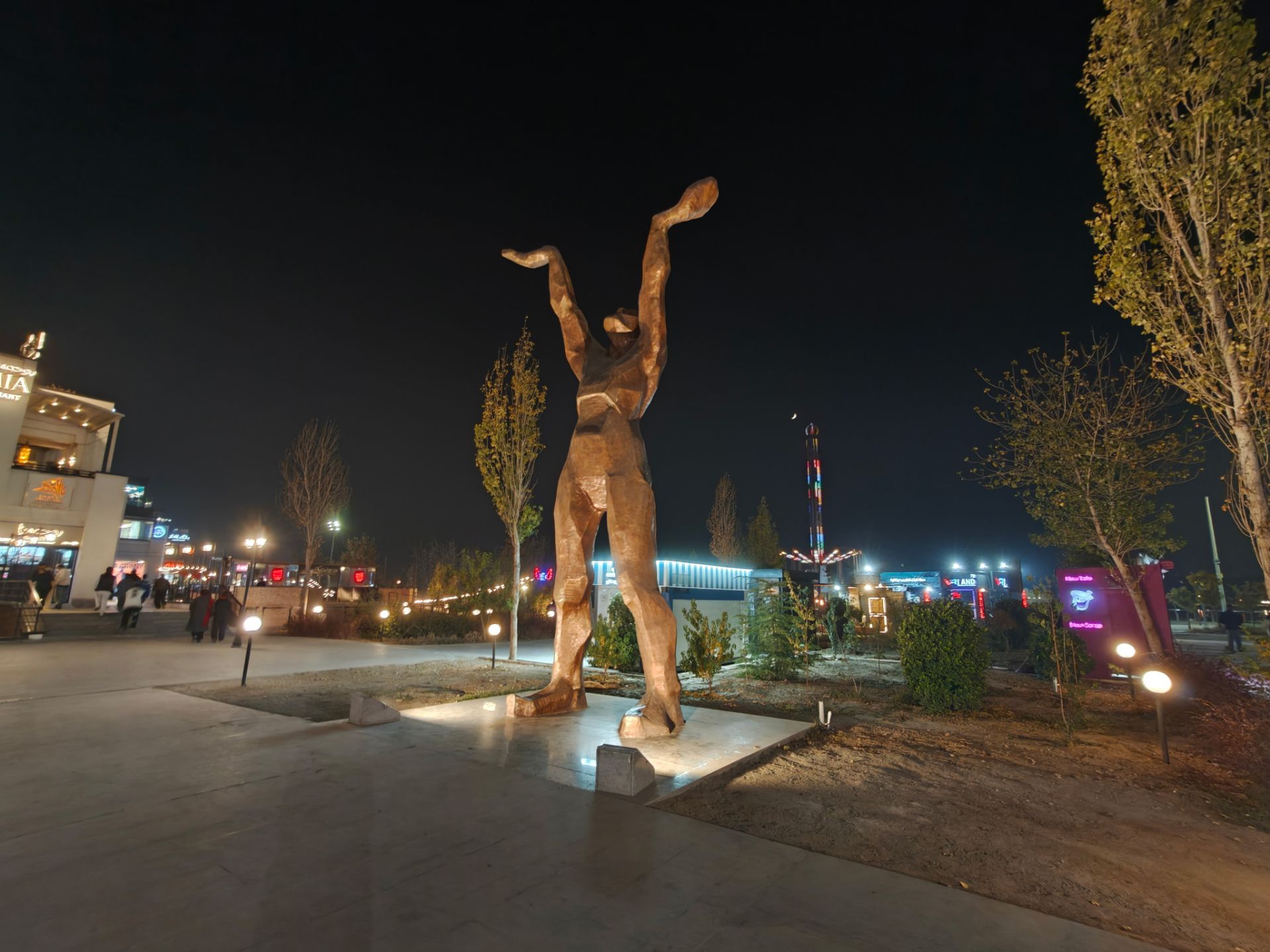 مجسمه چوبی انسان