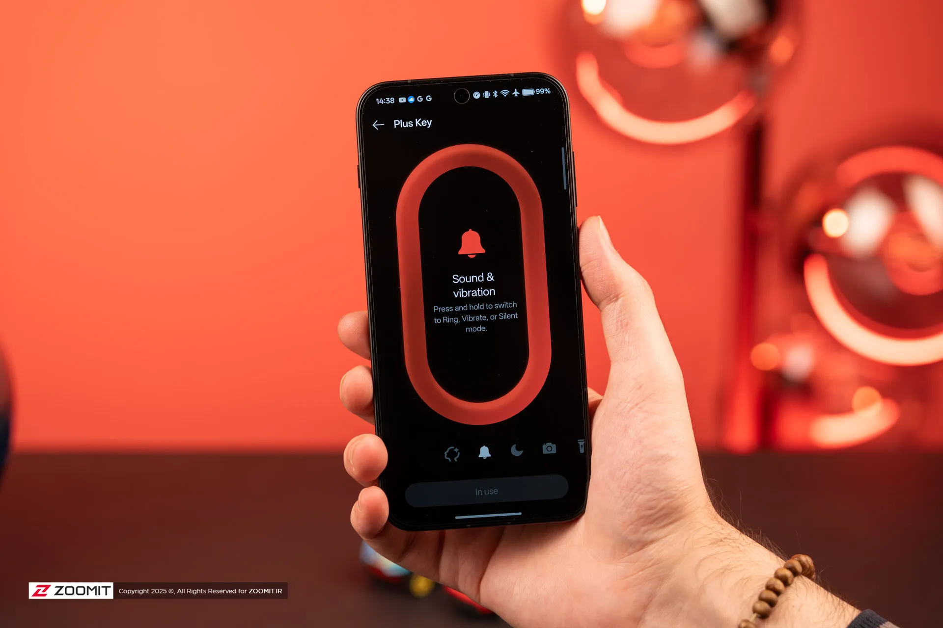 گوشی در دست