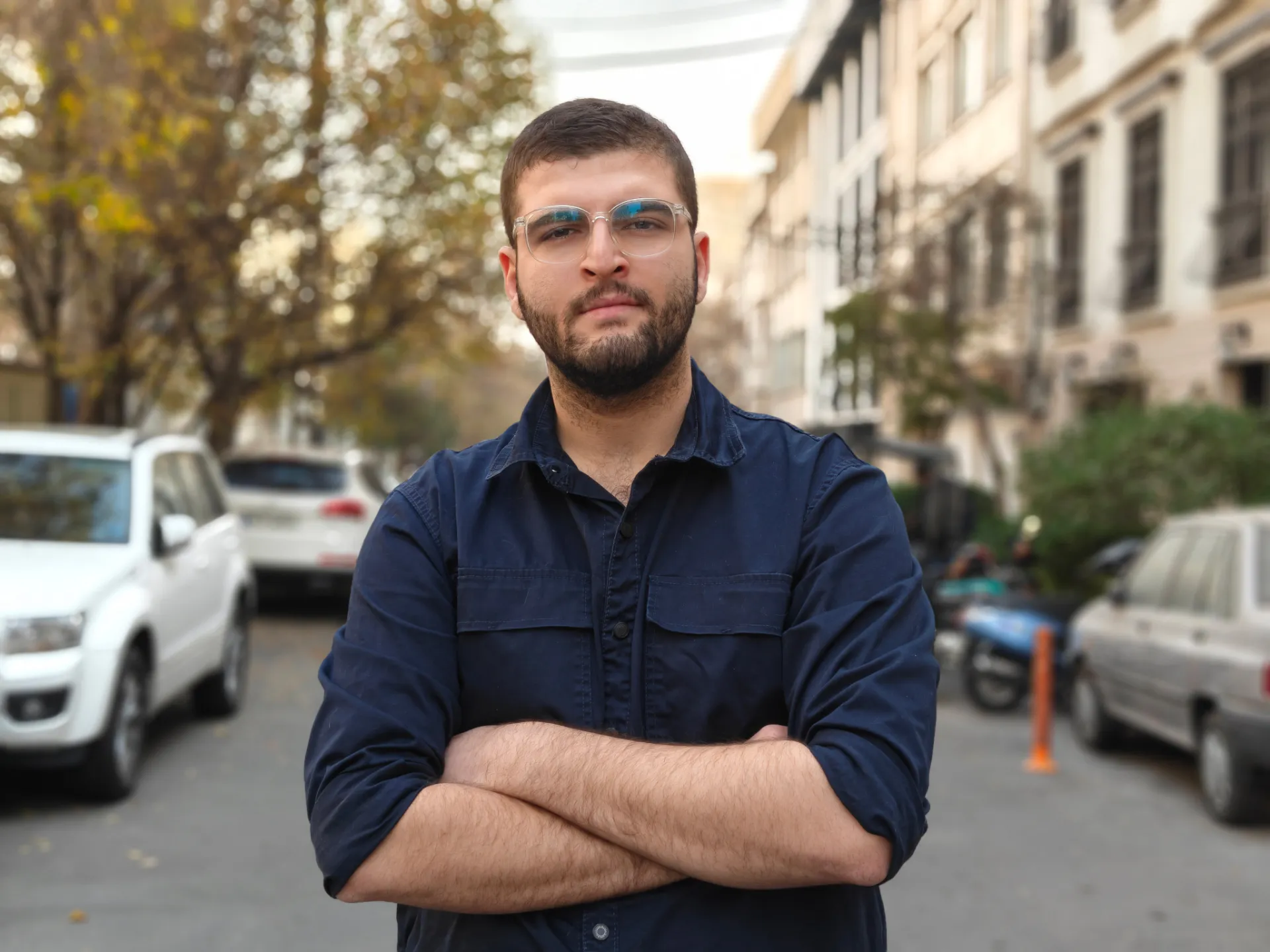 پسری با پیراهن آبی