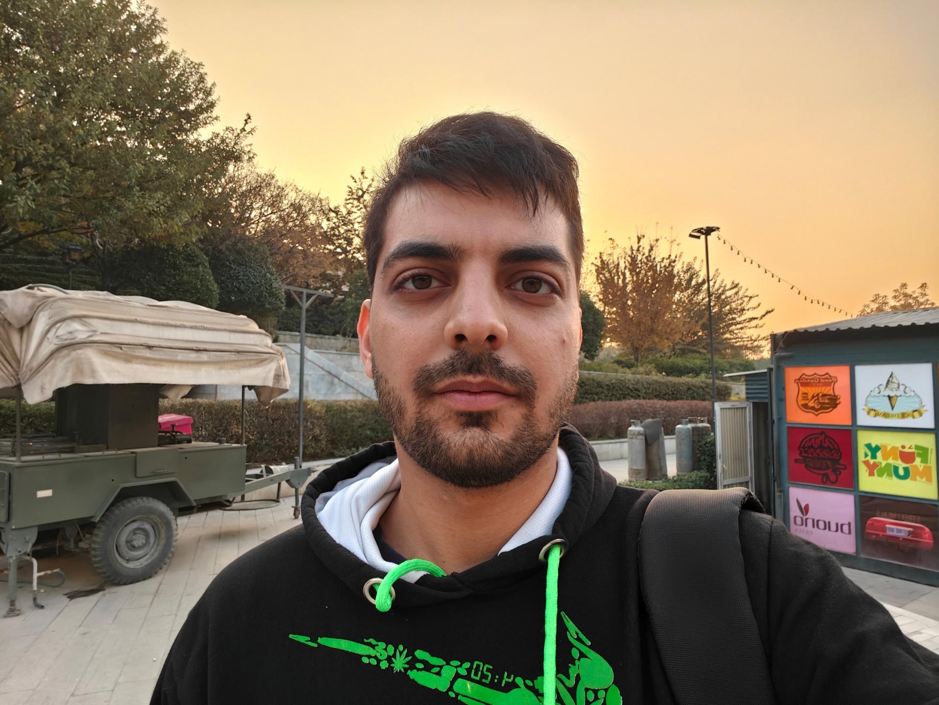 پسری با هودی مشکی