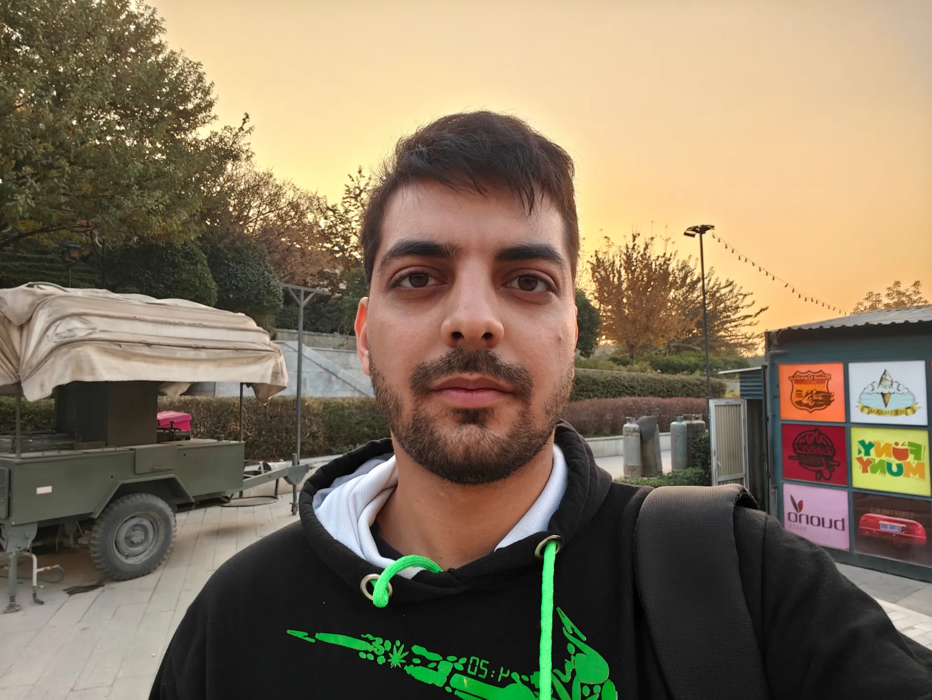 پسری با هودی مشکی