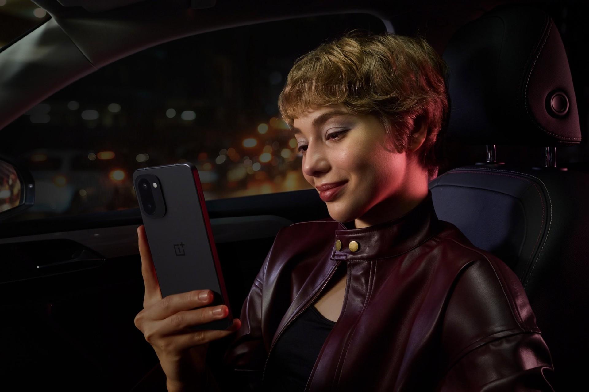 پنل پشت گوشی وان‌پلاس 15R در دست یک زن جوان داخل خودرو