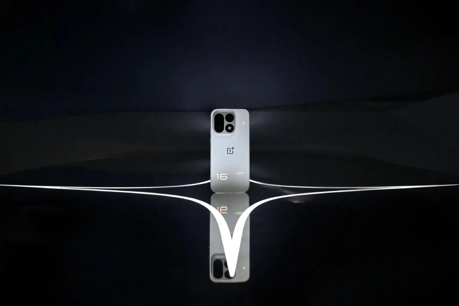 گوشی هوشمند وان‌پلاس ۱۶ (OnePlus 16) با بدنه سفید و دوربین‌های بزرگ