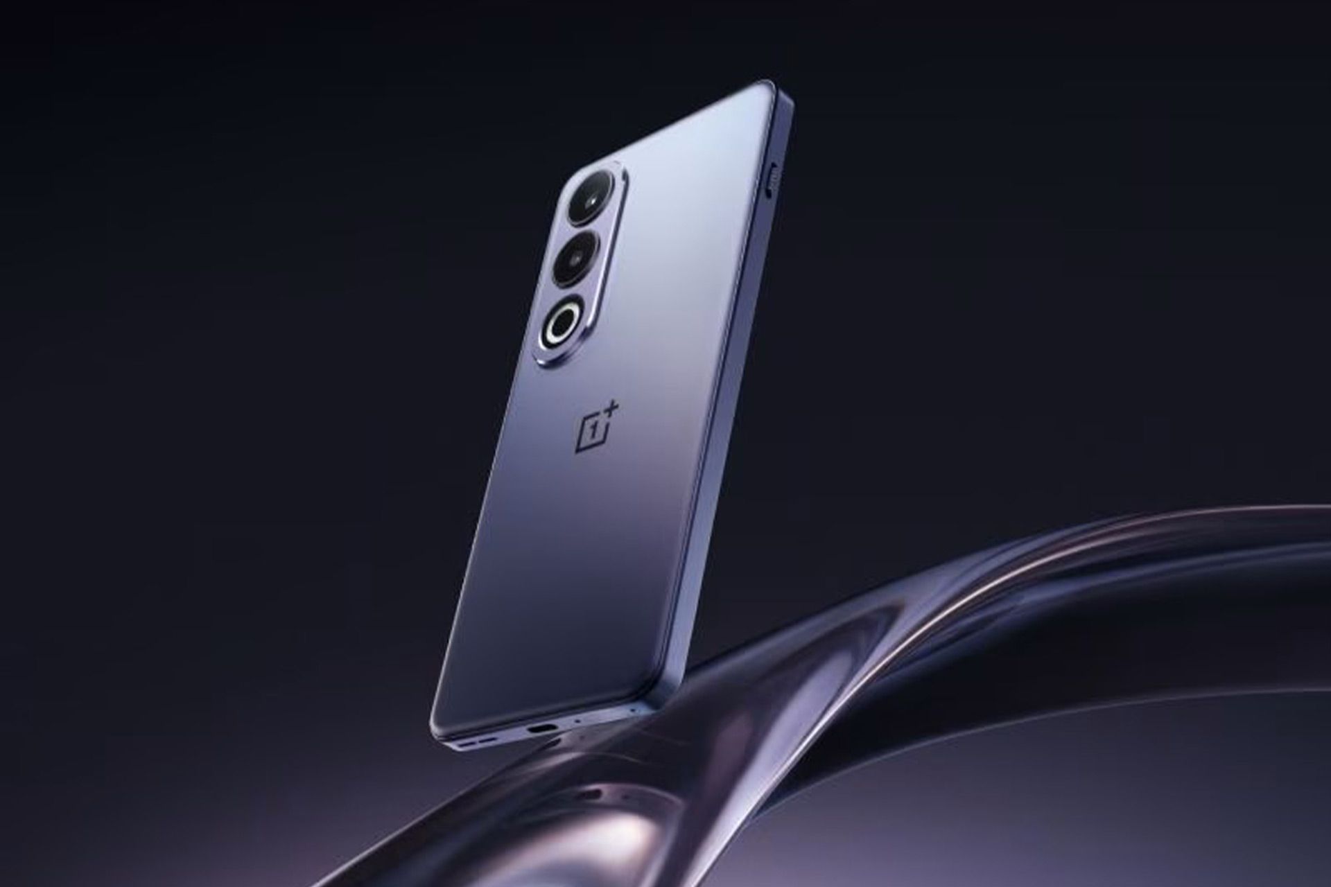 نمایی از گوشی OnePlus Ace 3V به رنگ خاکستری