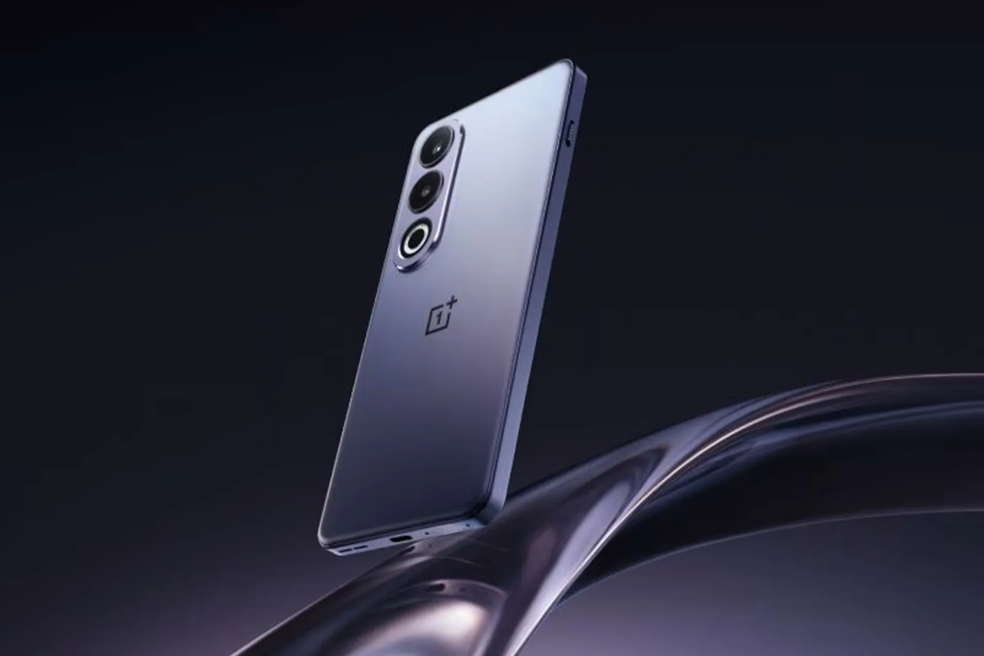 نمایی از گوشی OnePlus Ace 3V به رنگ خاکستری