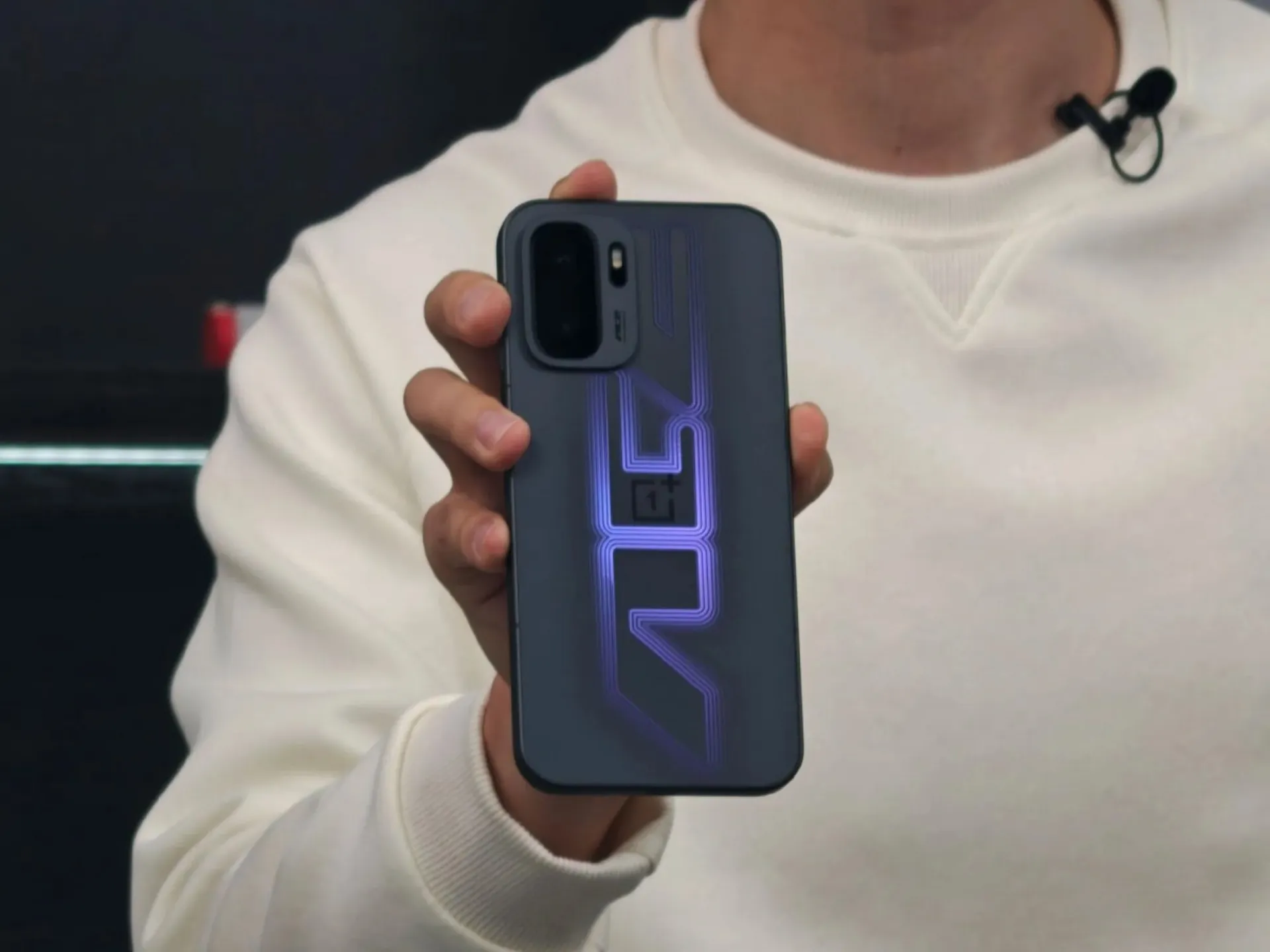 نمایش پنل پشتی گوشی وان‌پلاس ایس ۶ اولترا در دست