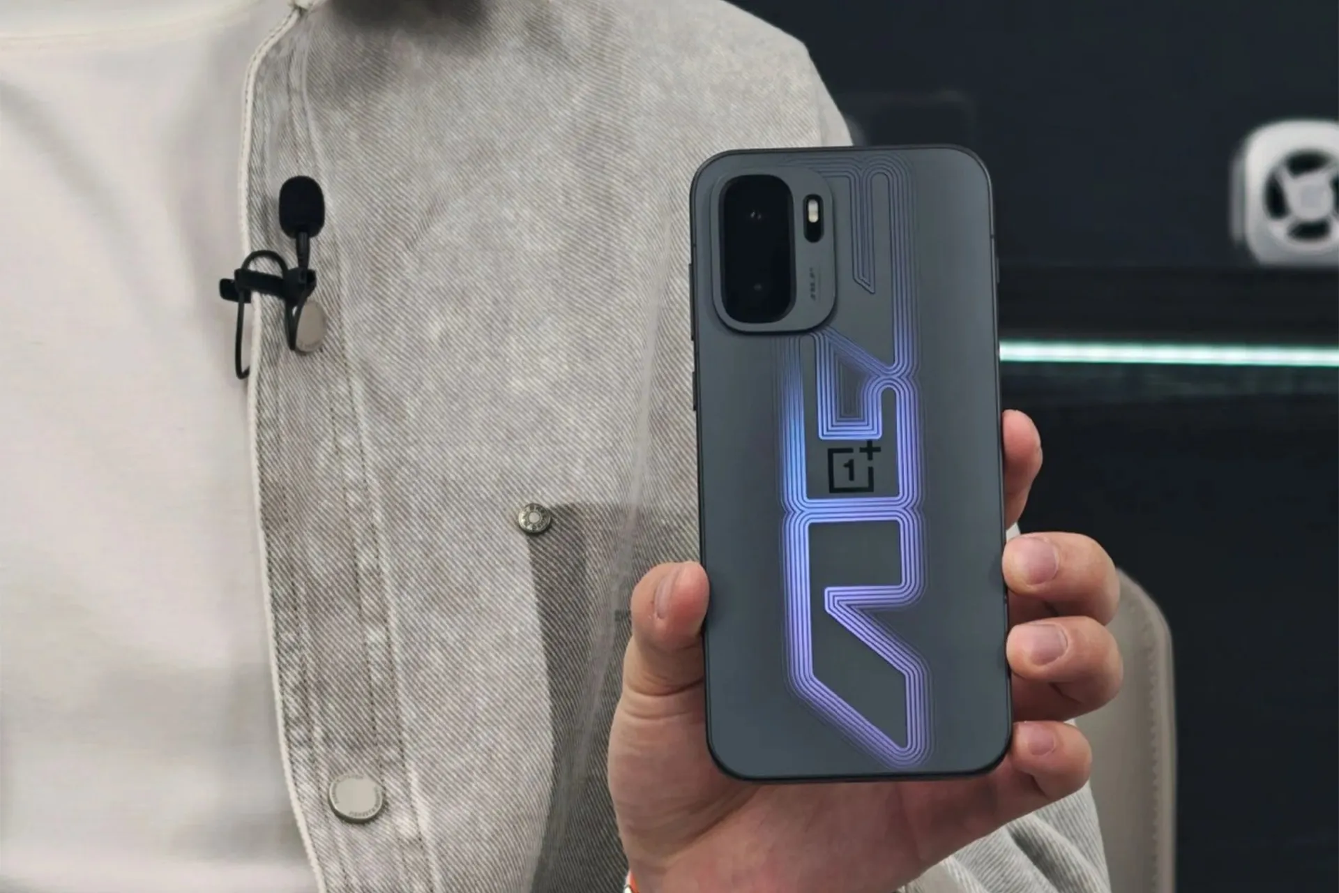 پنل پشتی گوشی وان‌پلاس ایس ۶ اولترا در دست