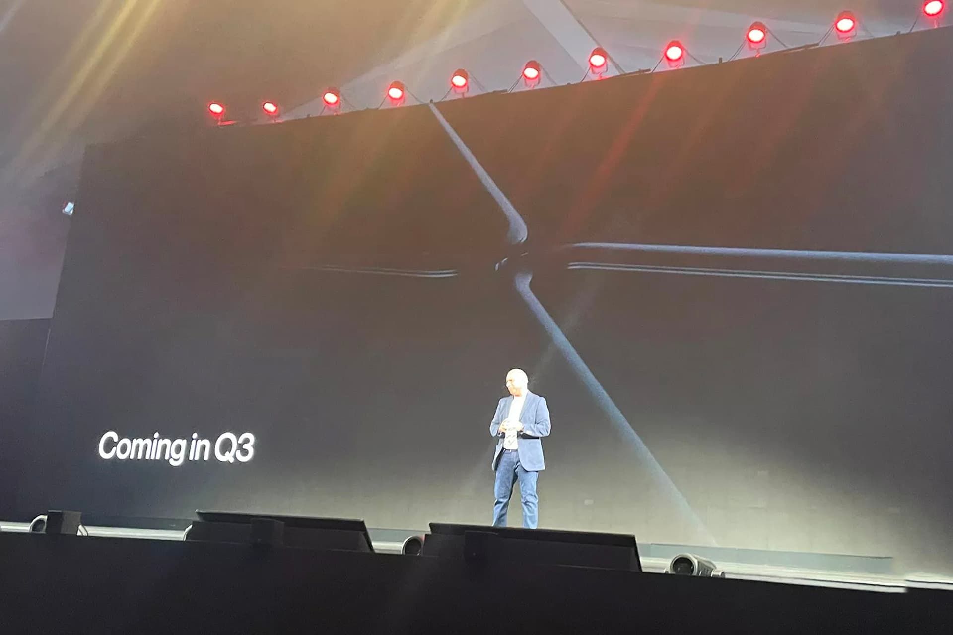 رندر گوشی تاشدنی وان پلاس در کنفرانس مطبوعاتی با سخنران مرد