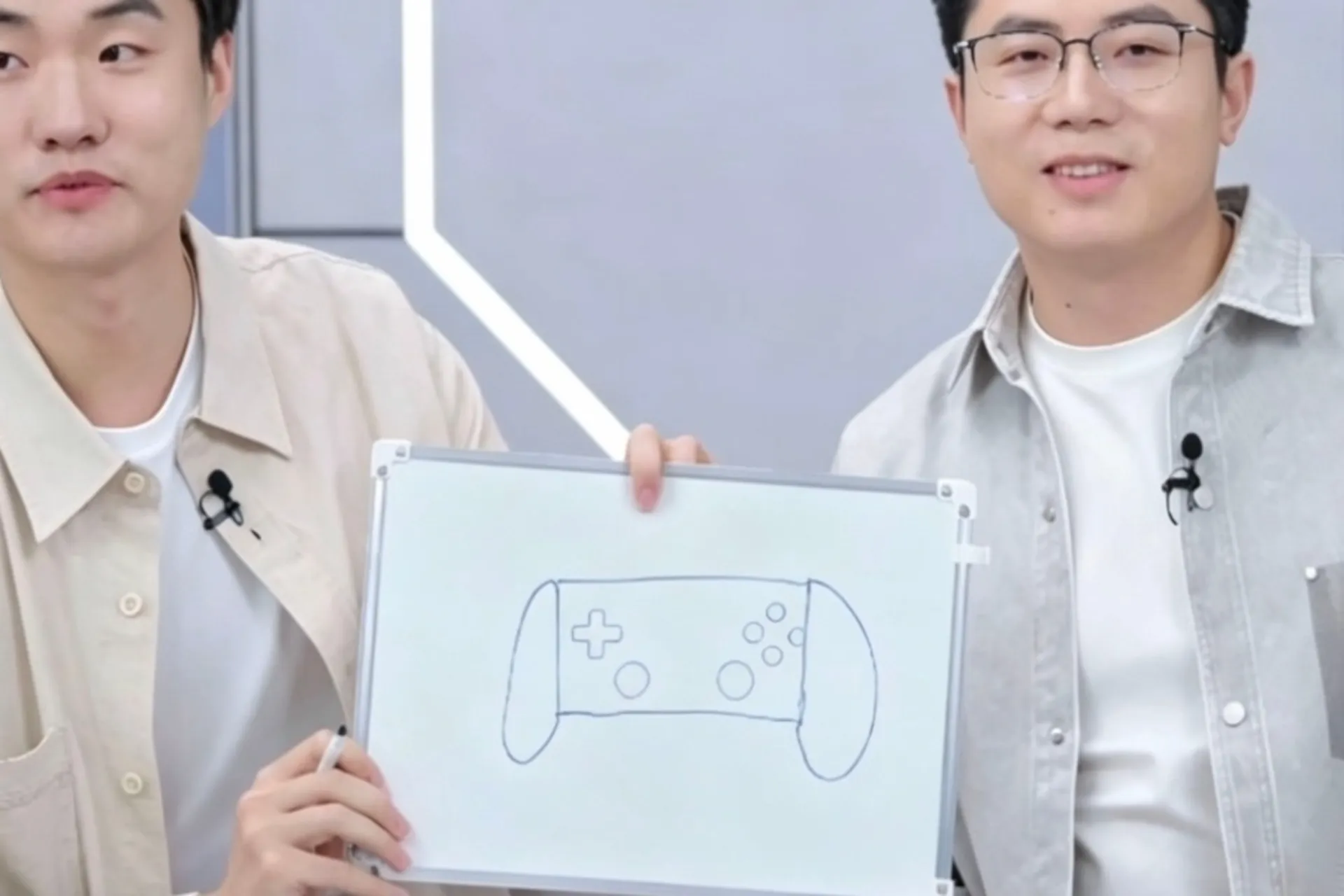 دو مرد جوان در حال نمایش یک نقاشی از کنسول بازی دستی