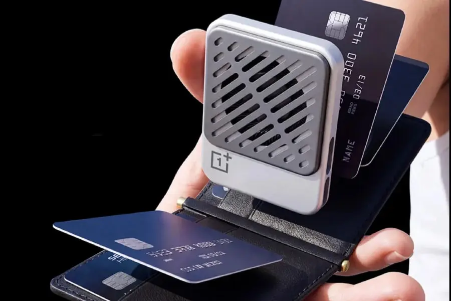 خنک‌کننده مغناطیسی وان‌پلاس (OnePlus Ice Card) در کنار کارت‌های بانکی