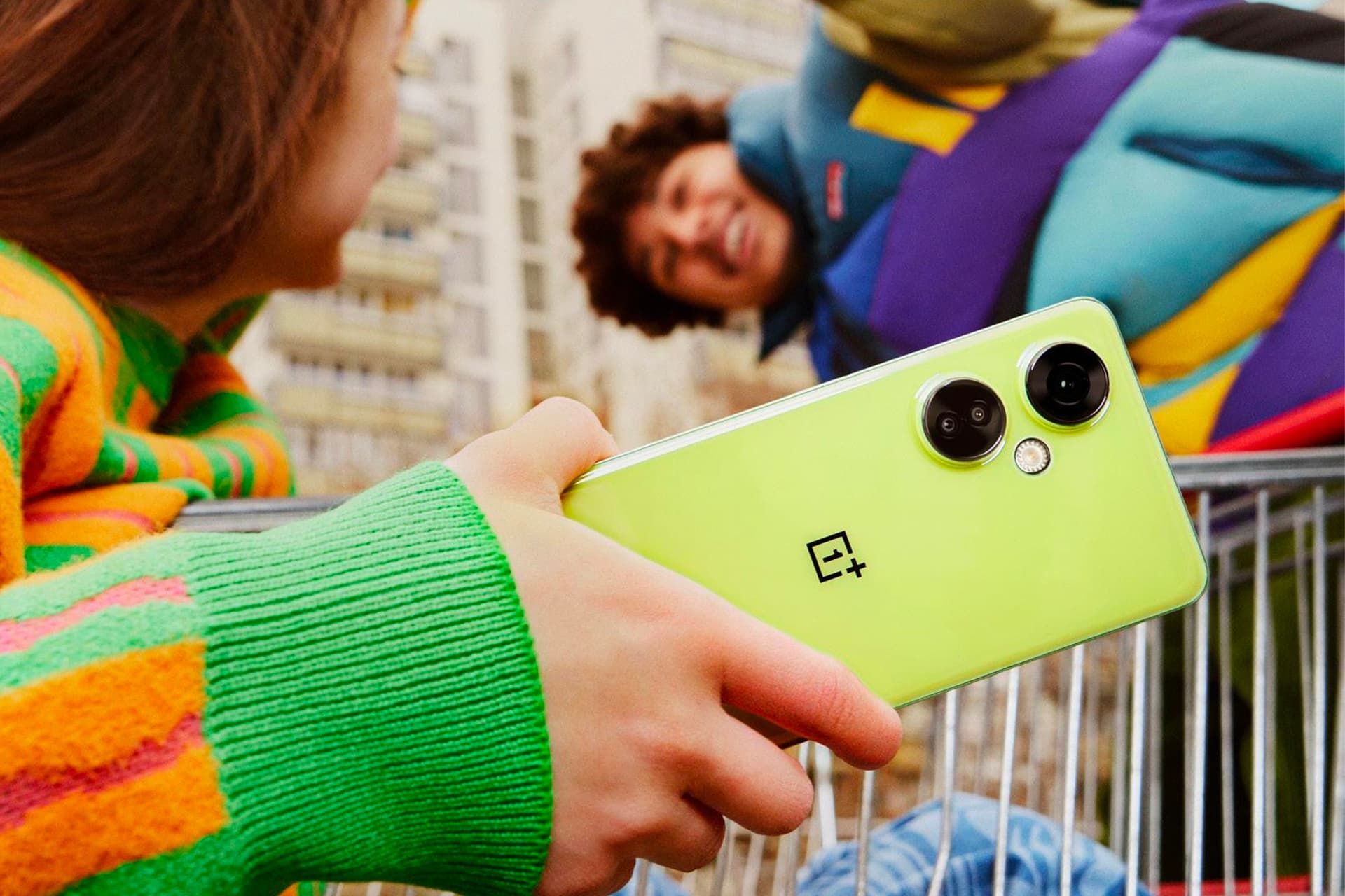 مدل لیمویی گوشی وان پلاس Nord CE 3 Lite در دست