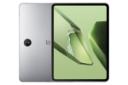 نمای کلی تبلت وان پلاس پد 3 / OnePlus Pad 3 با نمایشگر روشن و نمایش دوربین و لوگوی پنل پشت رنگ خاکستری