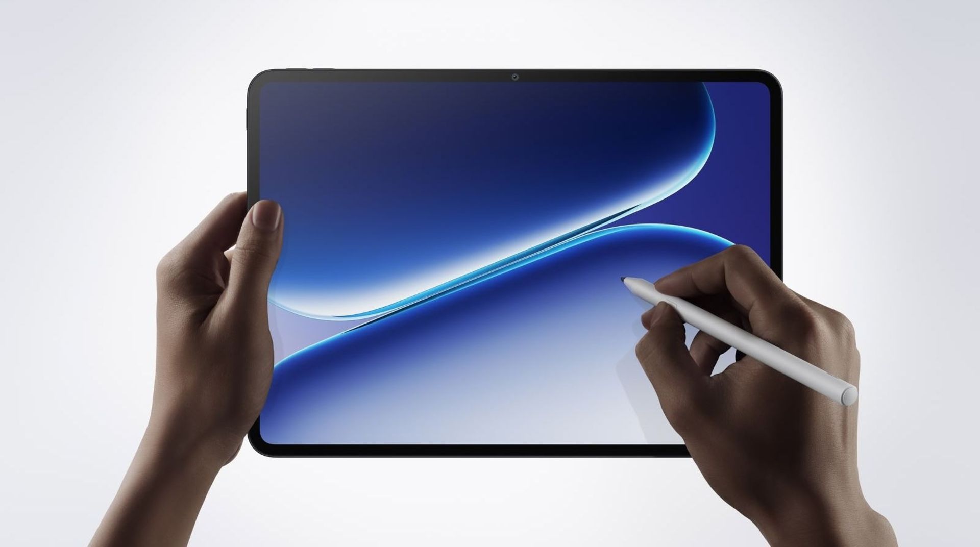 دست و قلم در کنار نمایشگر تبلت وان‌پلاس پد گو ۲